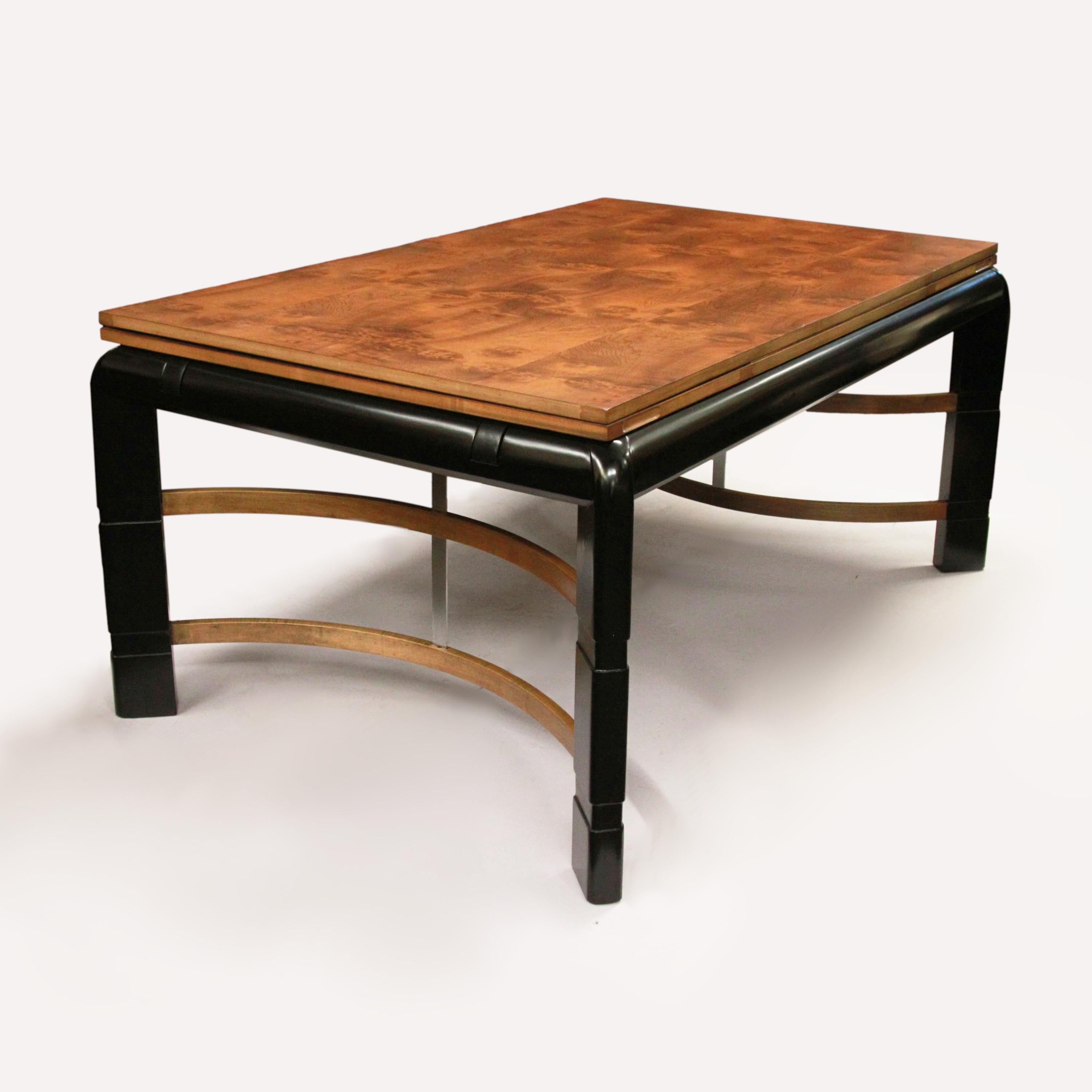 Spektakulärer Art-Deco/Art-Modern-Esstisch, entworfen vom renommierten Designer Donald Deskey für die Hastings Table Co.  Der Tisch hat eine Platte aus gemaserter Karpatenulme mit schwarzem Lacksockel und atemberaubenden, geschwungenen Linien. 
