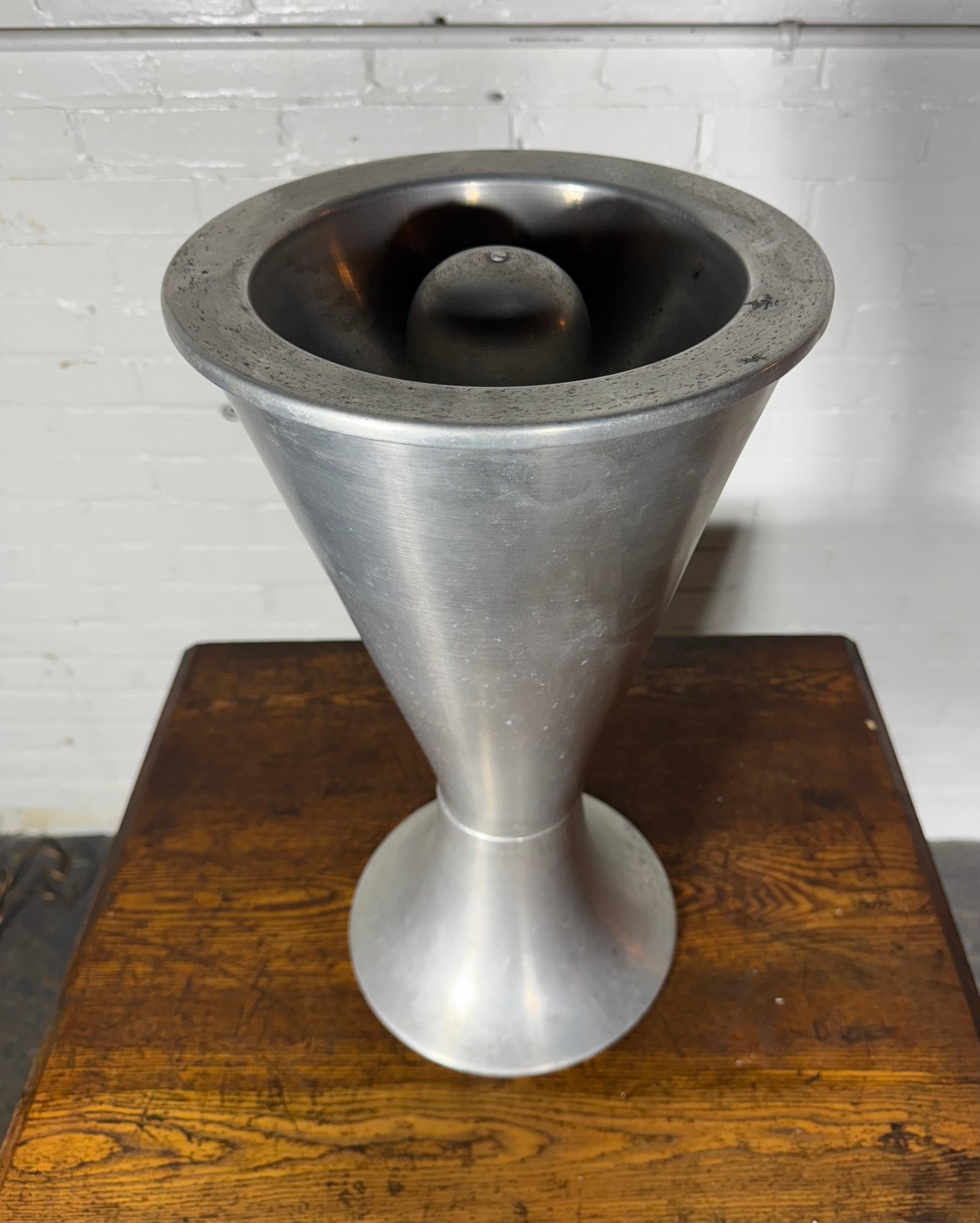 Art Deco / Machine Spun Aluminum Modernist Lobby Ash Stand / receptical In Good Condition For Sale In Buffalo, NY