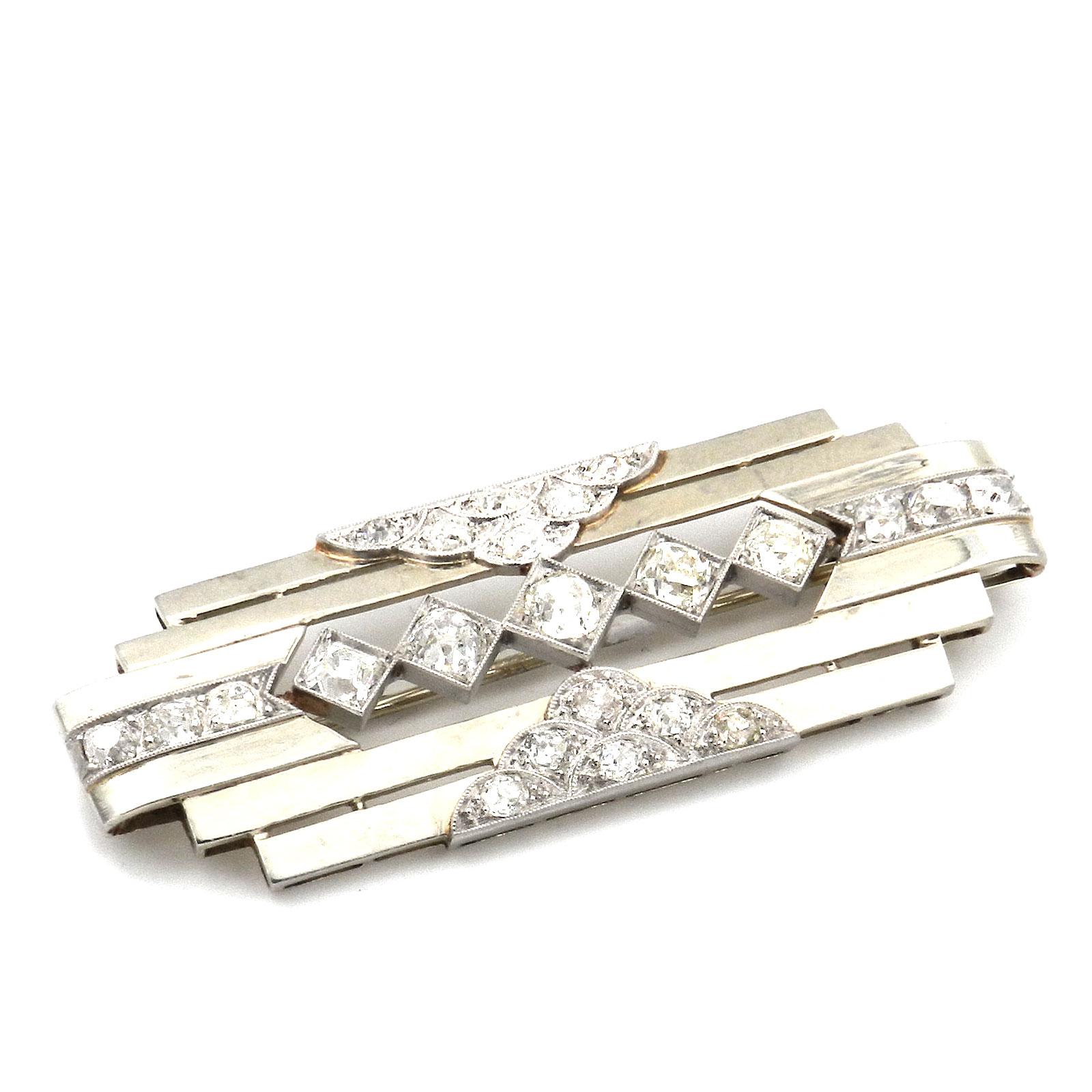 Broche Art Déco en forme de machine avec 2 carats de diamants, Paris vers 1930

Broche décorative conçue dans le 