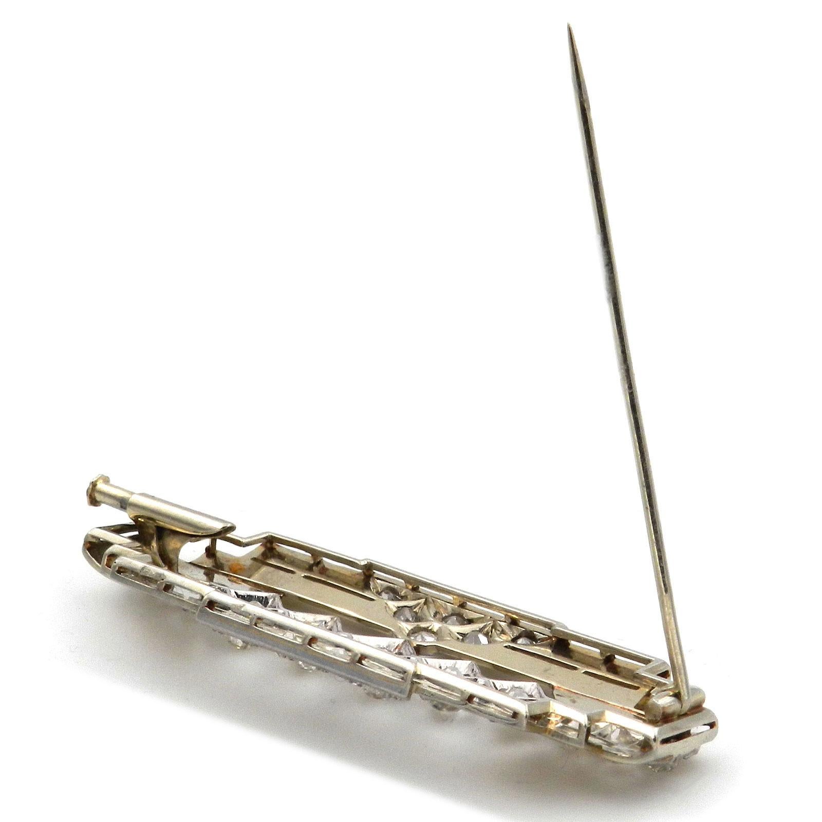 Taille vieille Europe Broche en diamant 2 carats de style Machine Art Déco, Paris, datant d'environ 1930 en vente