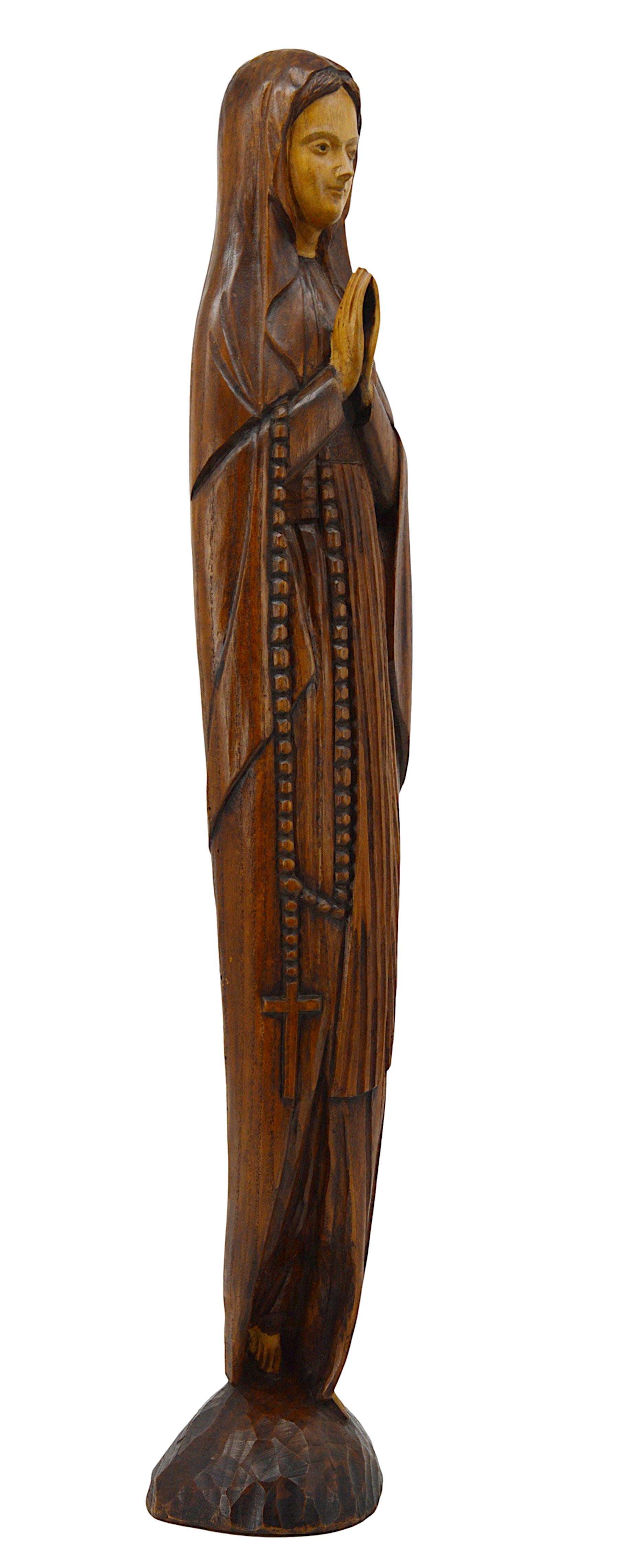 Estatua francesa Art Decó Madonna Santa Virgen, Francia, años 20. Roble. Estatua tallada a mano a partir de lo que parece ser una sola pieza de roble. El tamaño es importante y la silueta fina. Muestra una elegancia y una majestuosidad