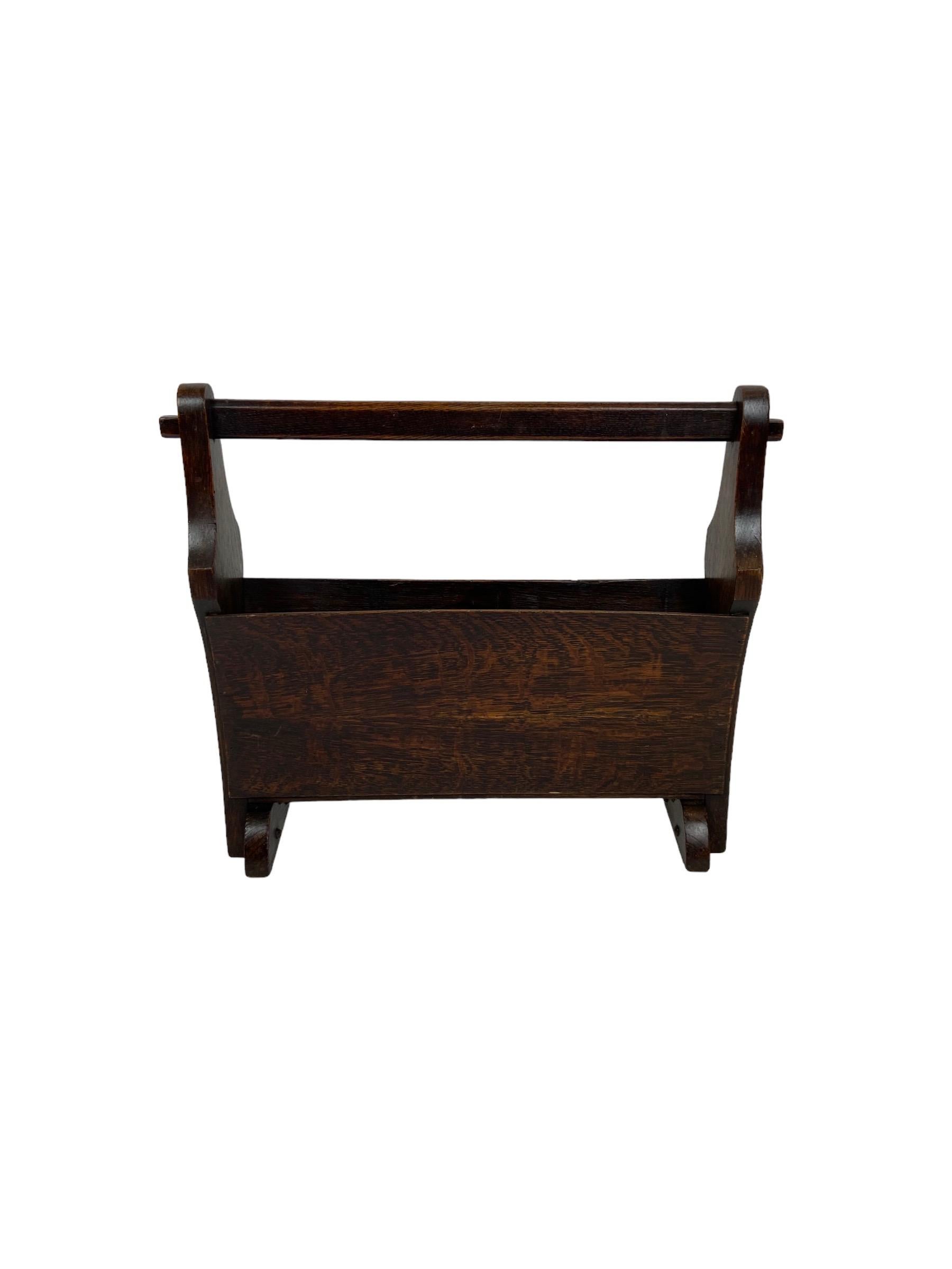 Art Deco magazine rack made of oak wood in the 1930s in The Netherlands.

Height 40 cm width 50 cm depth 14 cm.