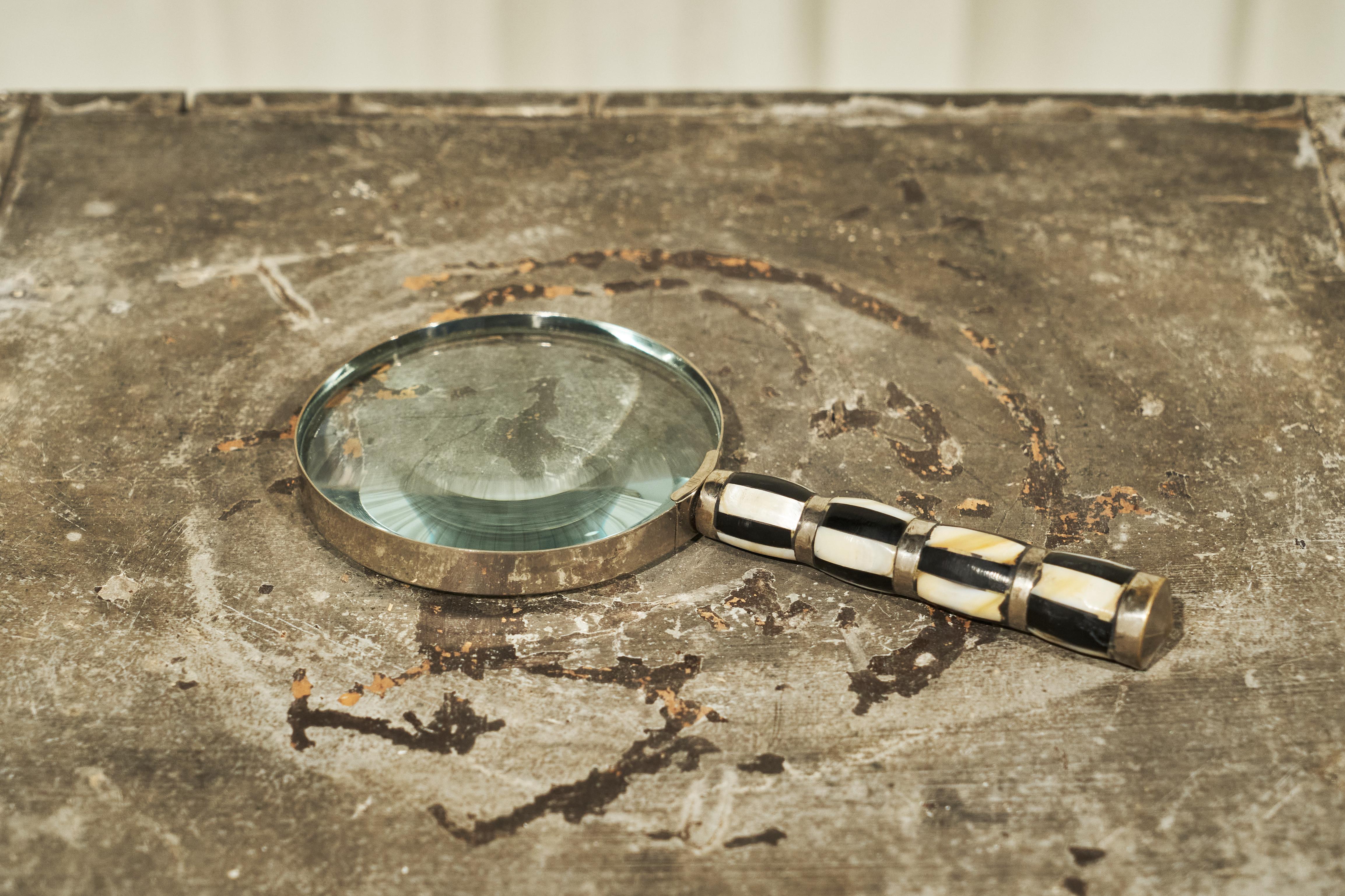 Art Deco Magnifying Glass in Mother of Pearl and Silver Plate 1930s In Good Condition For Sale In Meer, VAN