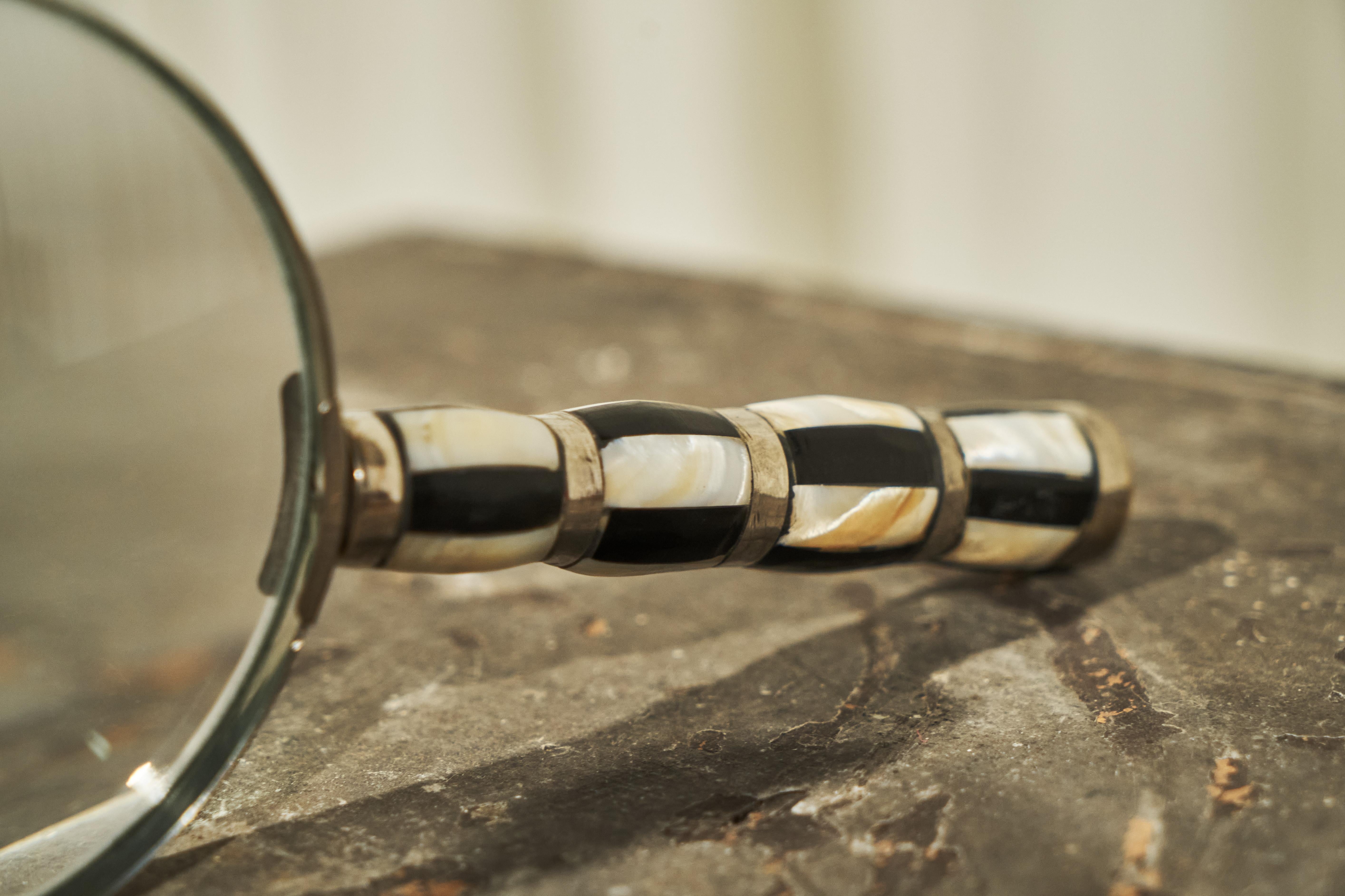 20th Century Art Deco Magnifying Glass in Mother of Pearl and Silver Plate 1930s For Sale