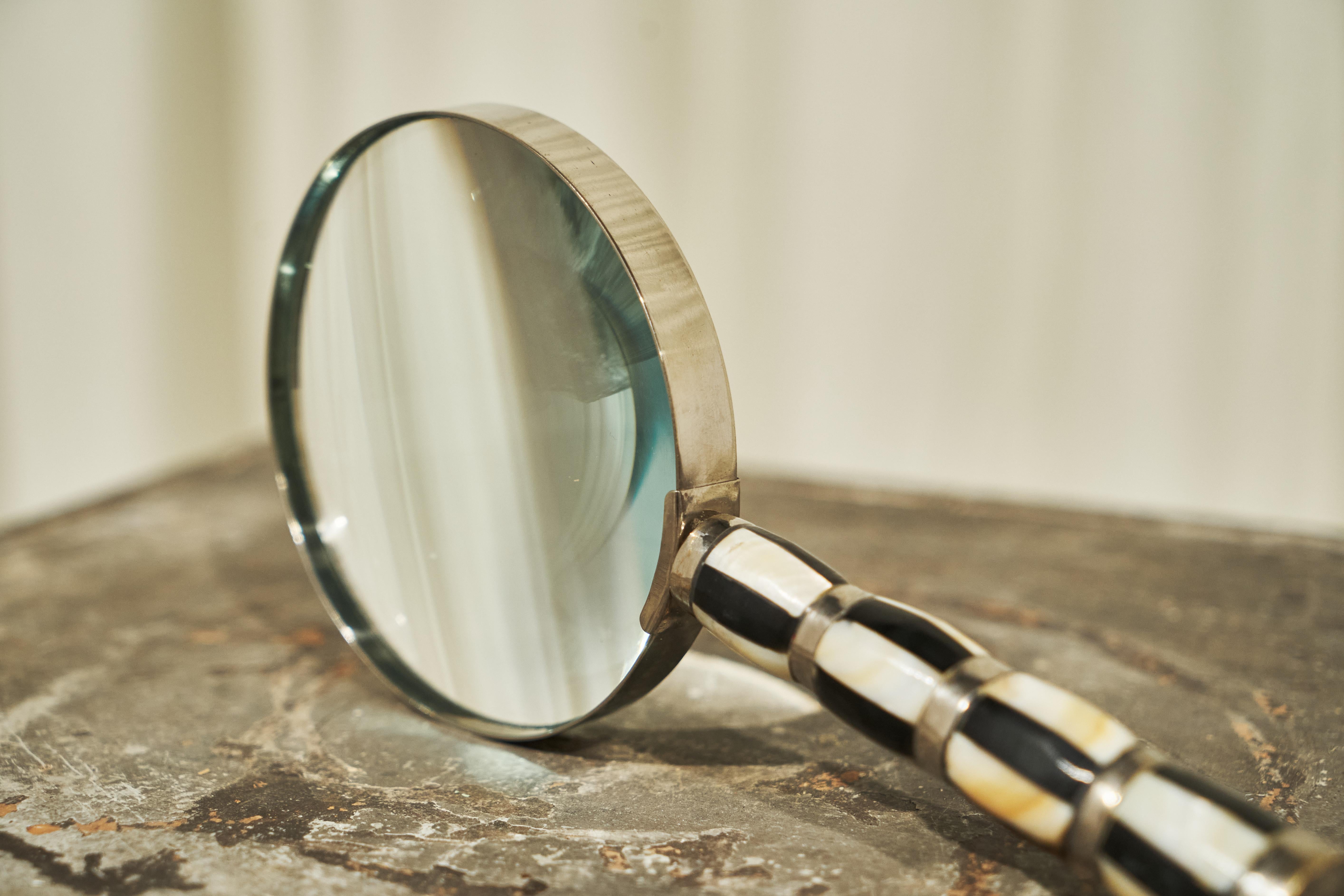 Art Deco Magnifying Glass in Mother of Pearl and Silver Plate 1930s For Sale 1