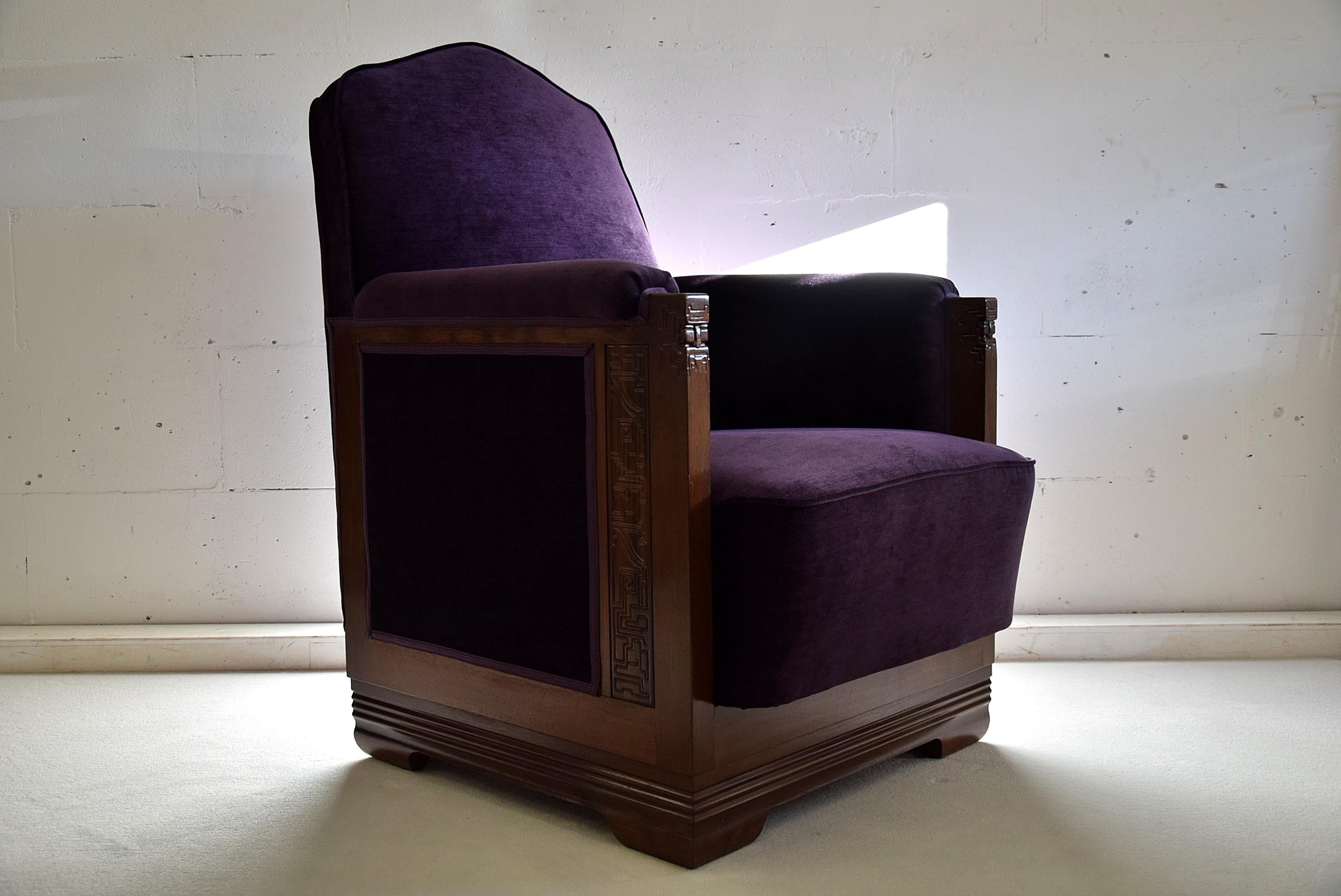 Suchen Sie nach einer einzigartigen und eleganten Ergänzung für Ihr Zuhause oder Ihr Büro? Diese atemberaubenden Loungesessel wurden von C.A. entworfen. Löwen-Gütesiegel. Die mit Jatoba-Rahmen gefertigten und mit prächtigem violettem Samt