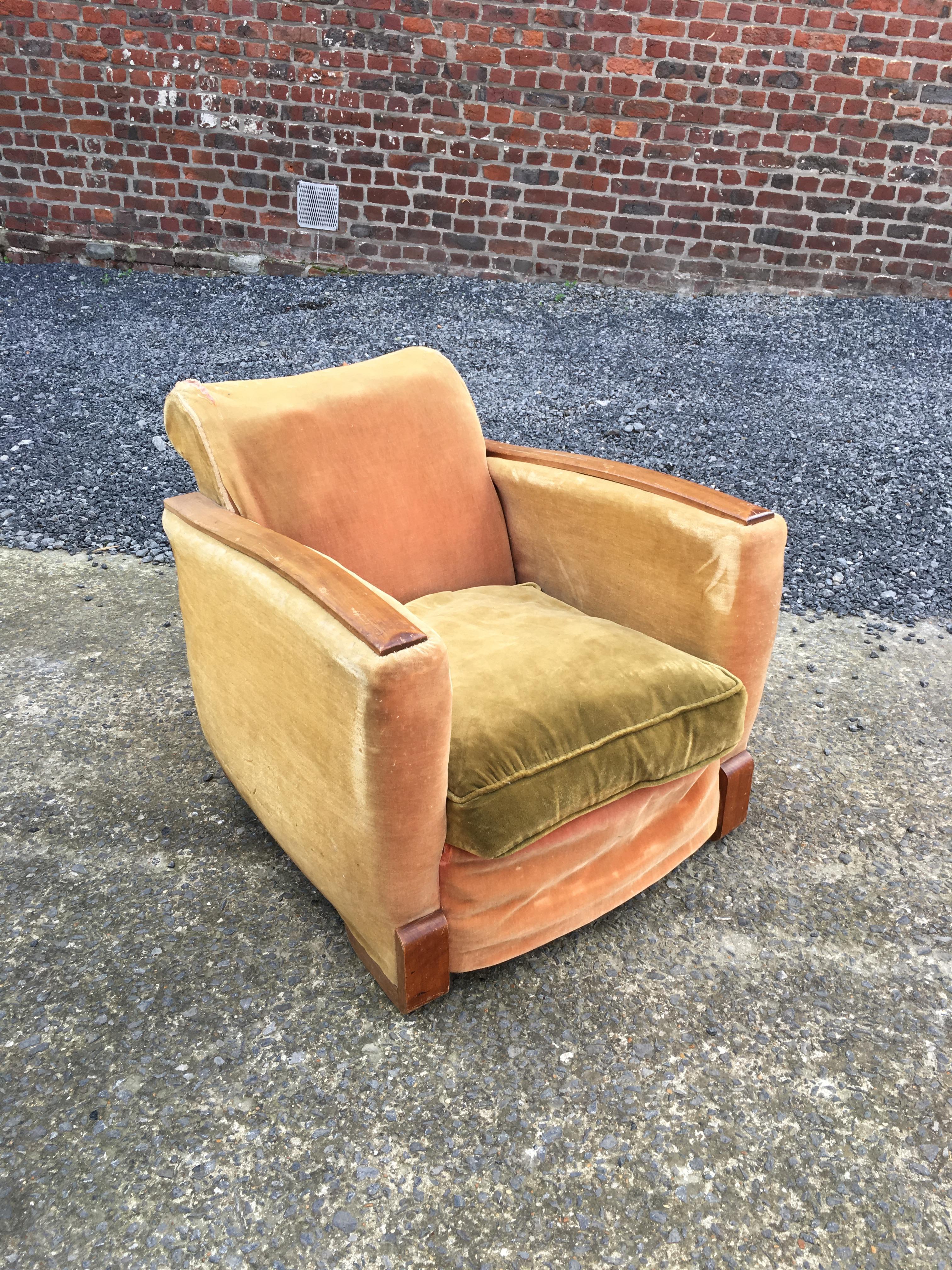 Art Deco mahogany armchair and its footrest, circa 1930
to be restored
Measures: stool 35 x 55 x 55 cm.