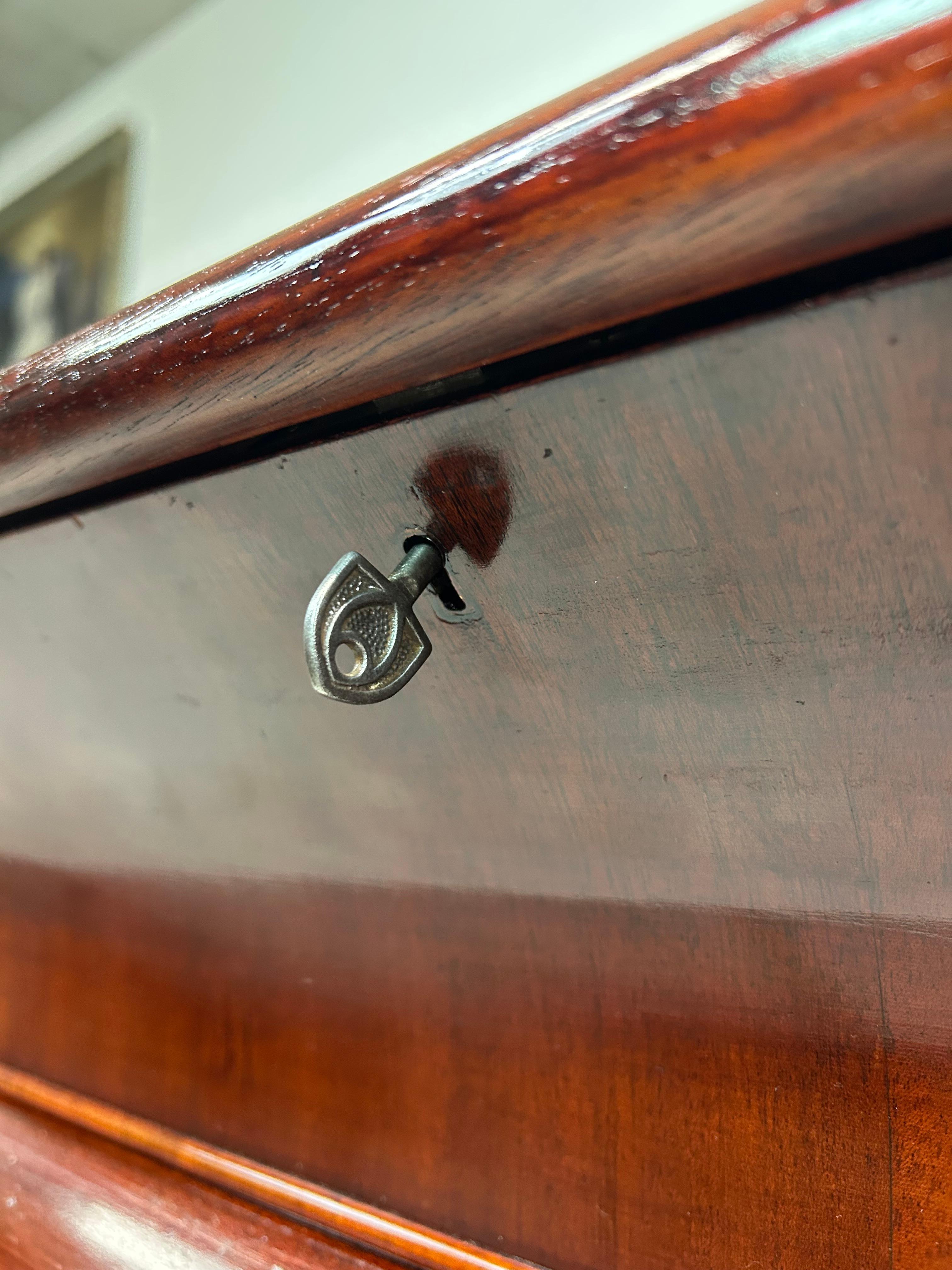 Art deco mahogany bijouterie display cabinet table In Excellent Condition For Sale In Banská Štiavnica, SK
