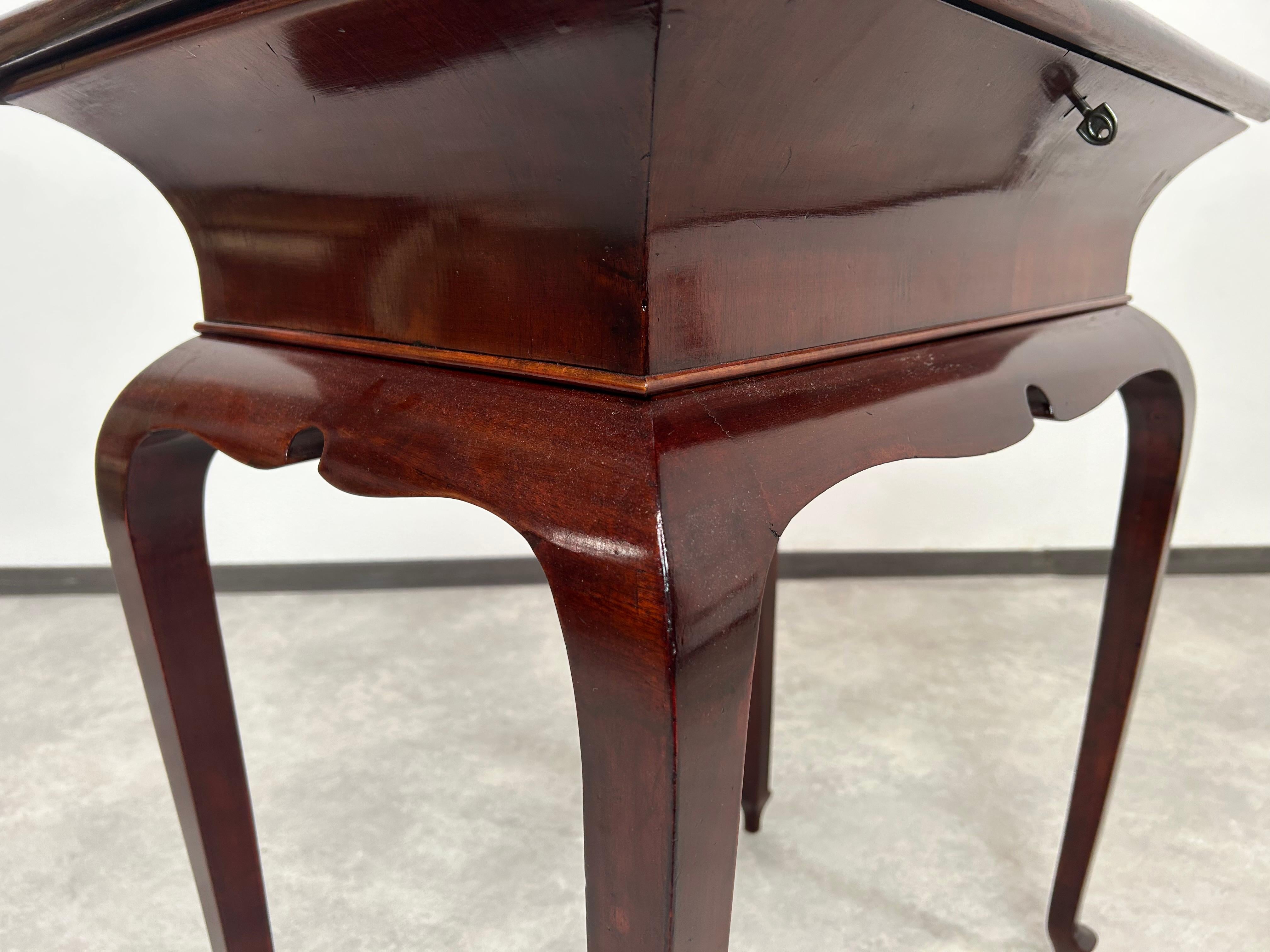 Art deco mahogany bijouterie display cabinet table For Sale 2