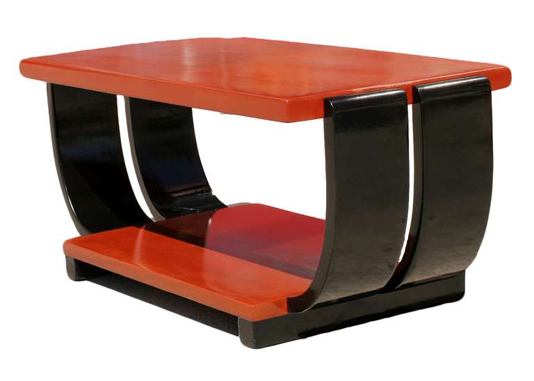 Beautiful streamline Brown-Saltman coffee table, circa 1930. The Classic Art Deco styling is accentuated by the table's ebonized side panels which curve to connect the rich mahogany finished top and base. 

 