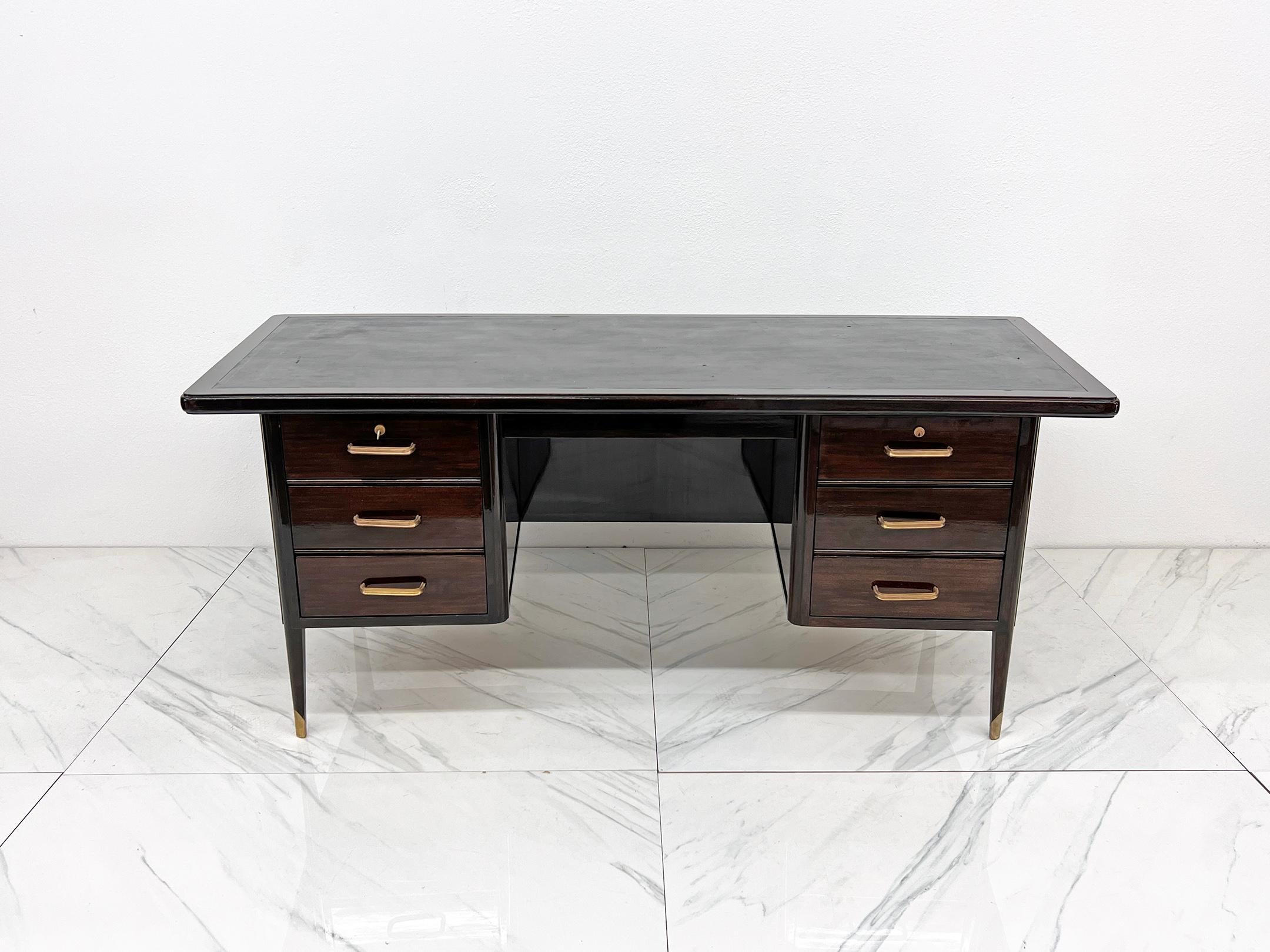 Bureau de direction Art déco italien des années 1940 - Une part de l'audace de Mad Men

Mesdames et Messieurs, parlons bureau. Pas n'importe quel bureau, mais le bureau qui évoque le pouvoir, l'autorité et un soupçon de danger. Ce bureau de