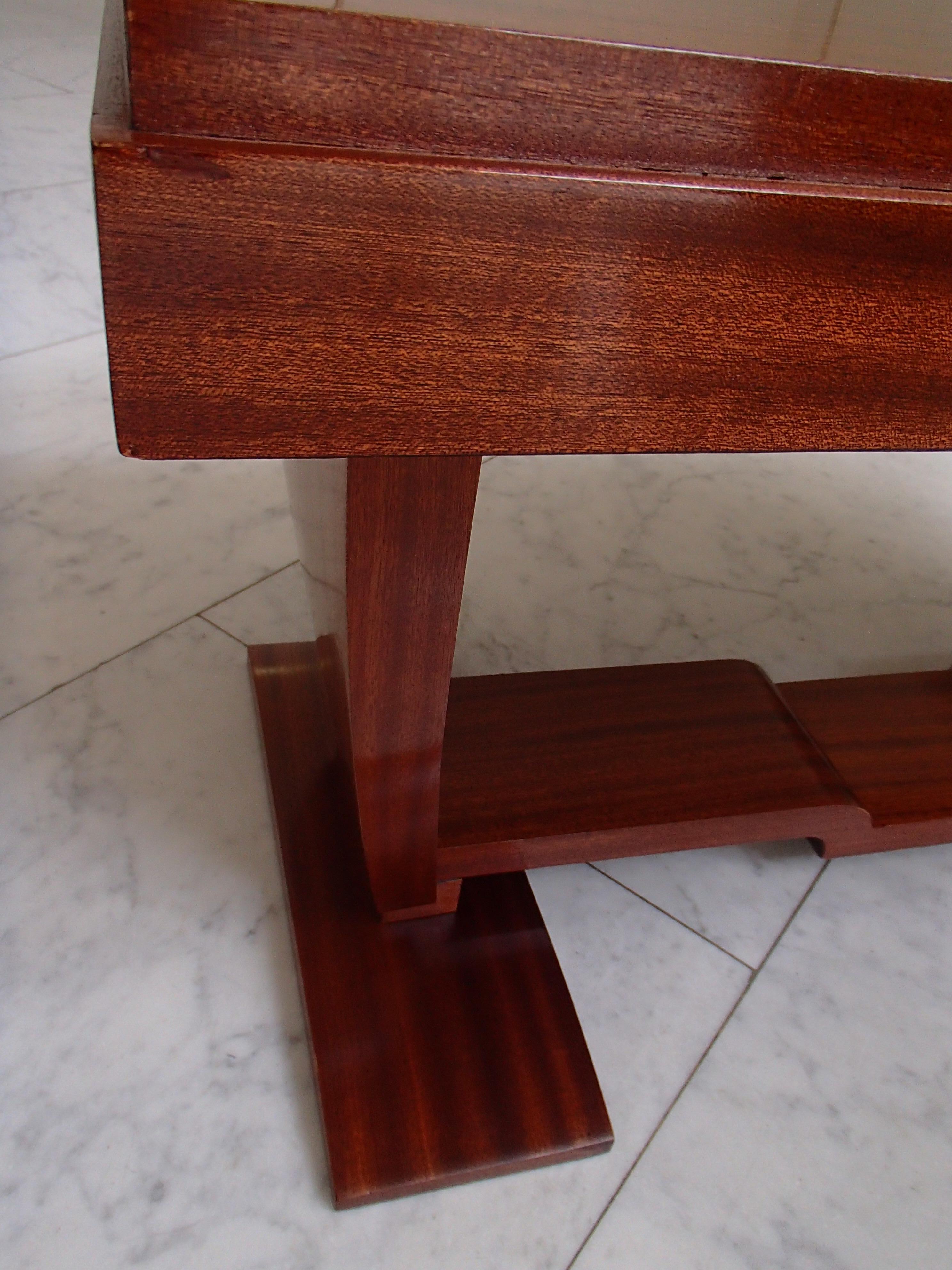 Niedriger rechteckiger Art-Déco-Mahagoni-Tisch, restauriert im Angebot 7