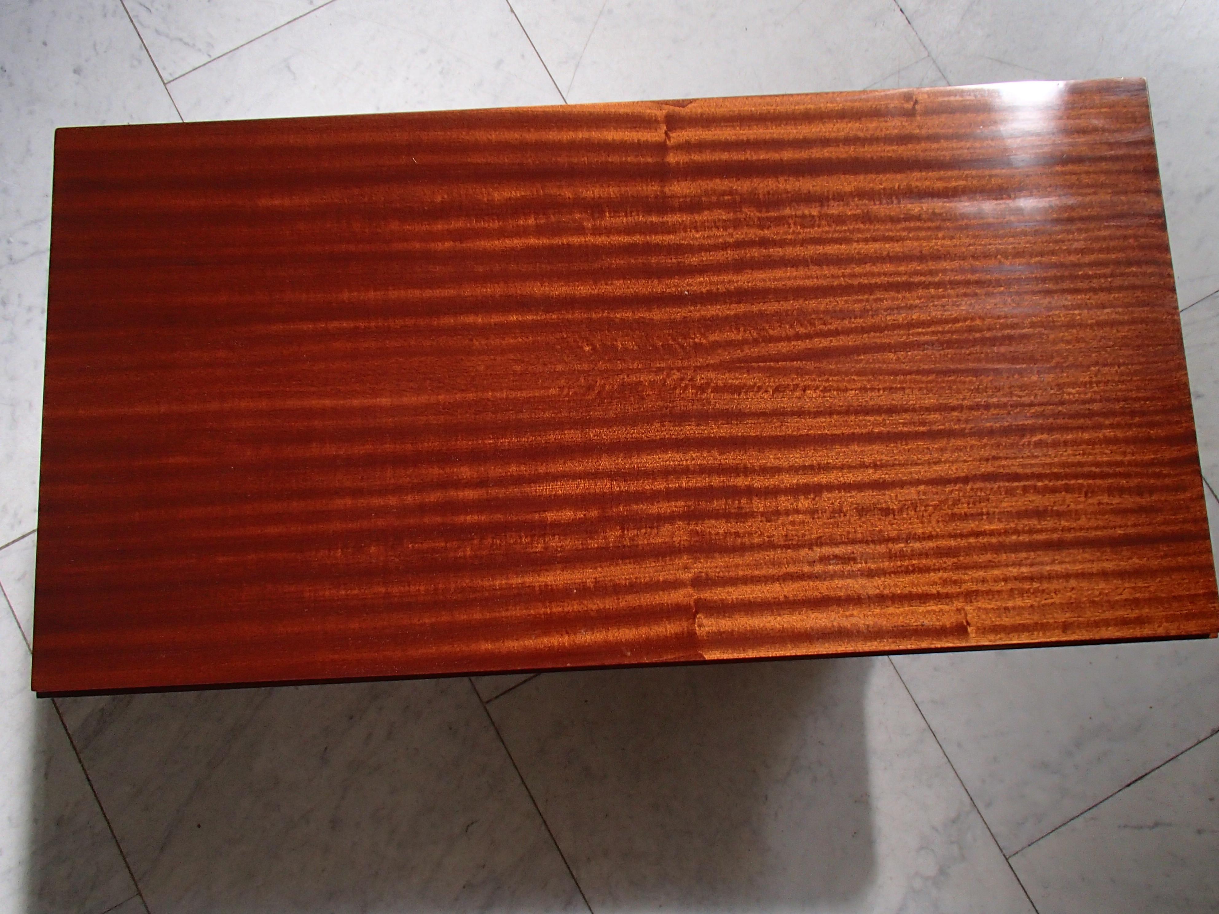 Niedriger rechteckiger Art-Déco-Mahagoni-Tisch, restauriert (Art déco) im Angebot