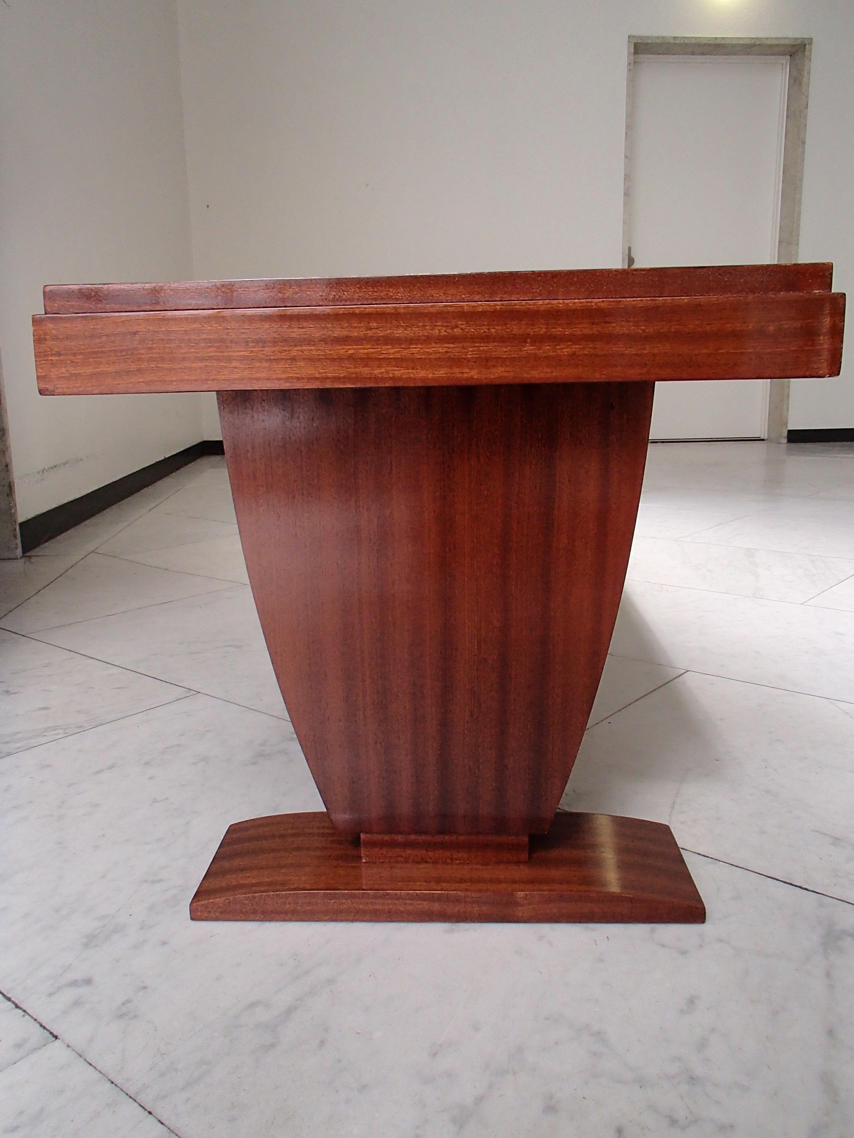 Niedriger rechteckiger Art-Déco-Mahagoni-Tisch, restauriert (Mitte des 20. Jahrhunderts) im Angebot