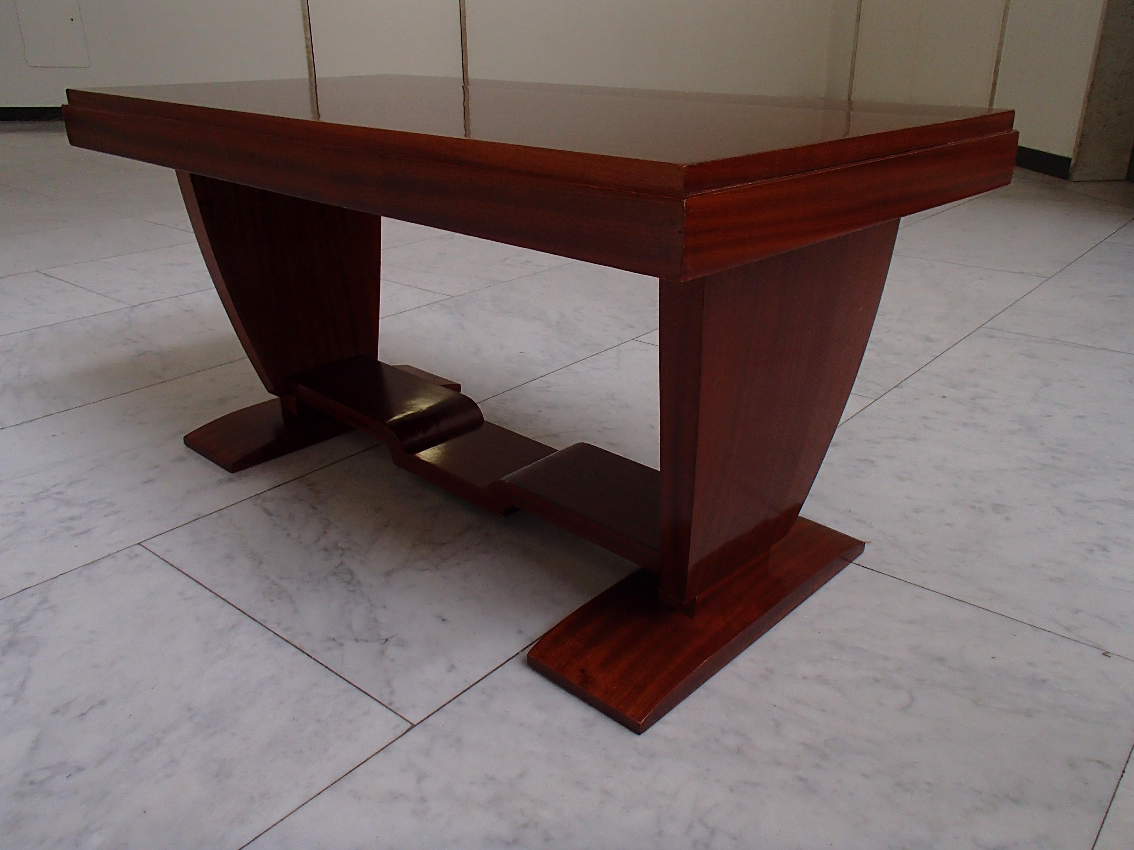 Niedriger rechteckiger Art-Déco-Mahagoni-Tisch, restauriert im Angebot 3