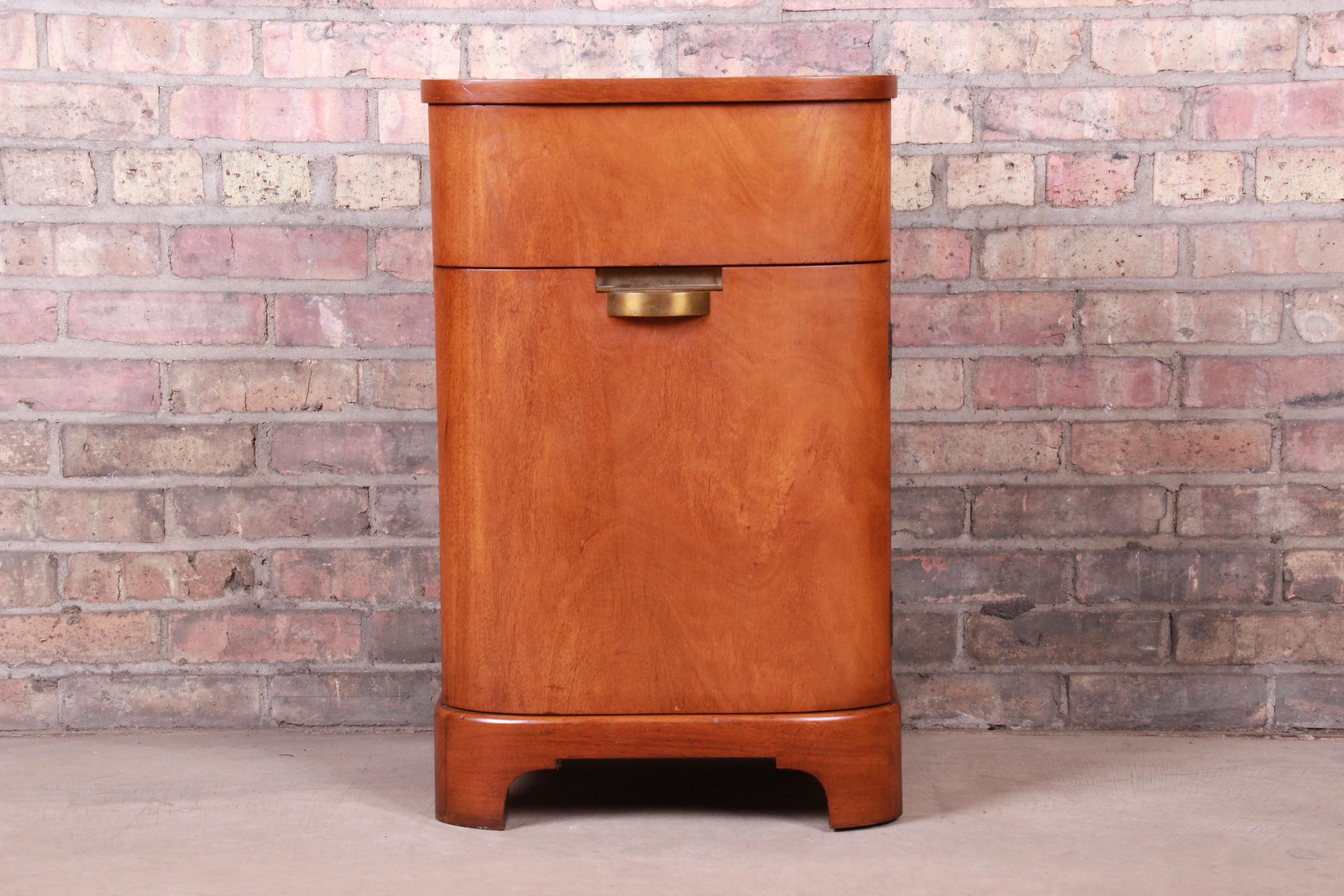 A gorgeous Art Deco nightstand

USA, circa 1930s

Mahogany, with original brass hardware.

Measures: 17.13