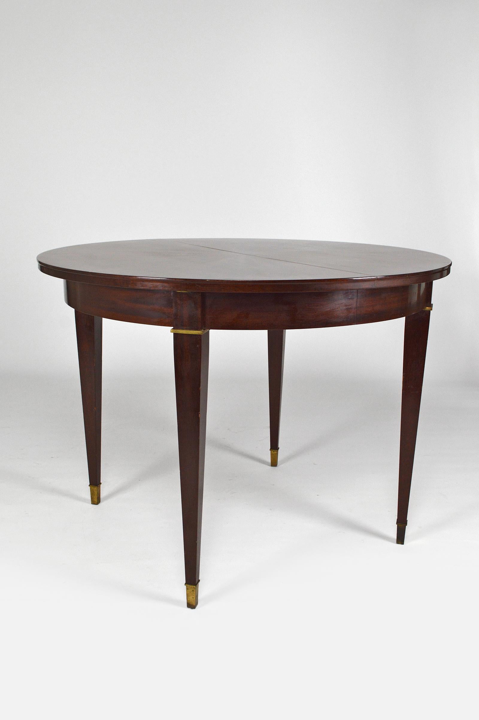 Runder Mahagoni-Tisch im Art-déco-Stil mit Verlängerungen, von Jacques Adnet, um 1940 (Art déco) im Angebot