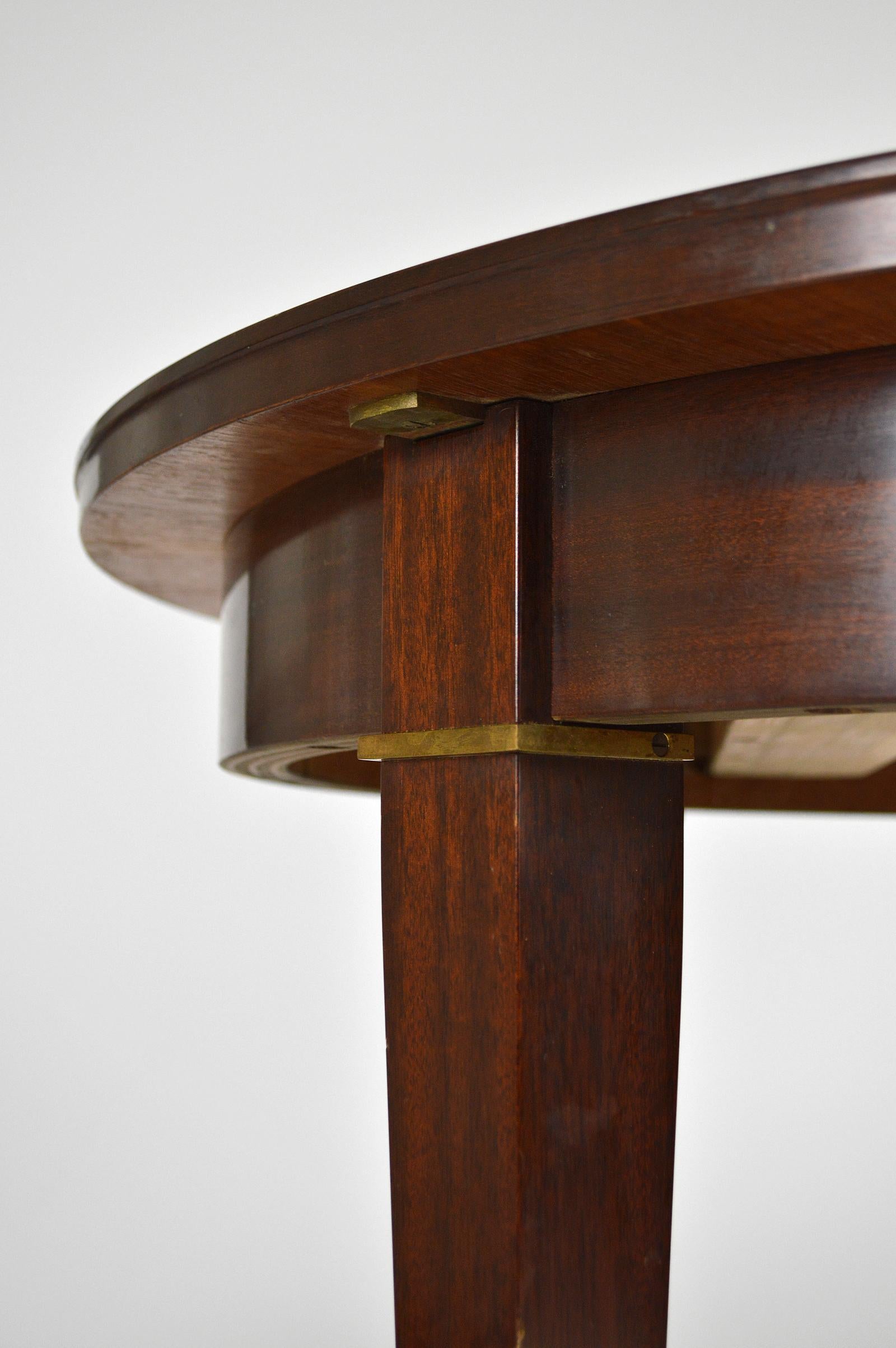 Runder Mahagoni-Tisch im Art-déco-Stil mit Verlängerungen, von Jacques Adnet, um 1940 im Zustand „Gut“ im Angebot in VÉZELAY, FR