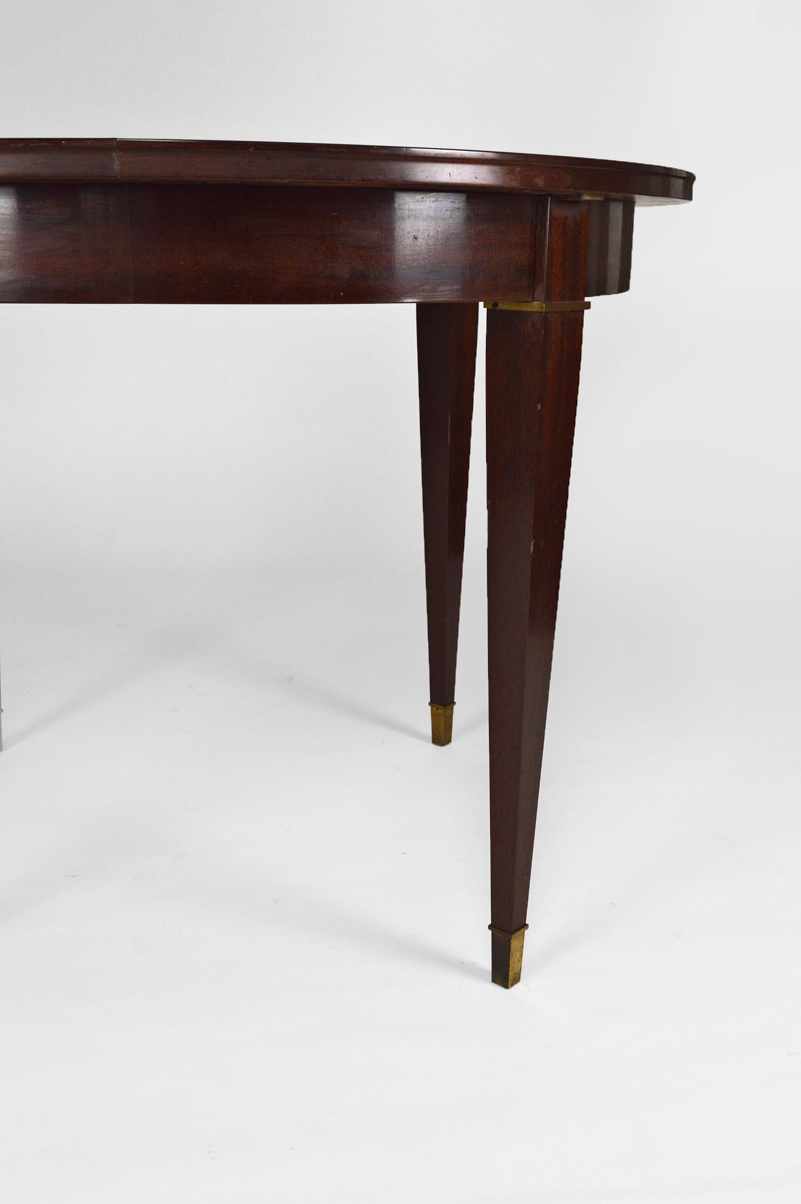 Runder Mahagoni-Tisch im Art-déco-Stil mit Verlängerungen, von Jacques Adnet, um 1940 (Mitte des 20. Jahrhunderts) im Angebot