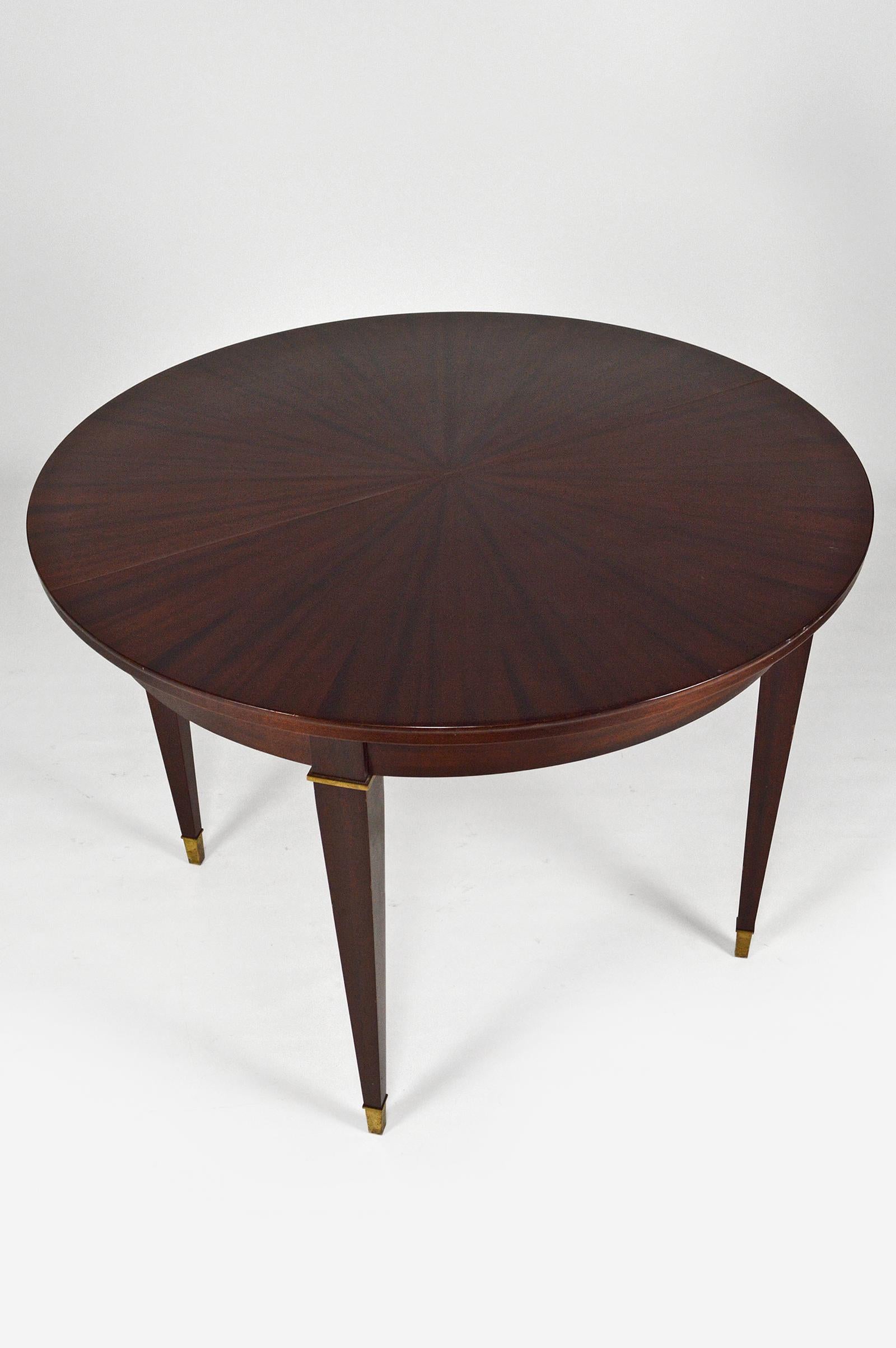 Runder Mahagoni-Tisch im Art-déco-Stil mit Verlängerungen, von Jacques Adnet, um 1940 (Holz) im Angebot