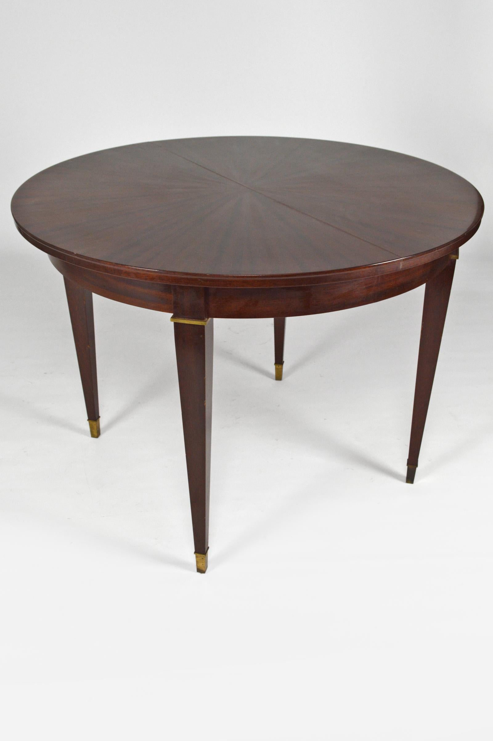 Runder Mahagoni-Tisch im Art-déco-Stil mit Verlängerungen, von Jacques Adnet, um 1940 im Angebot 1