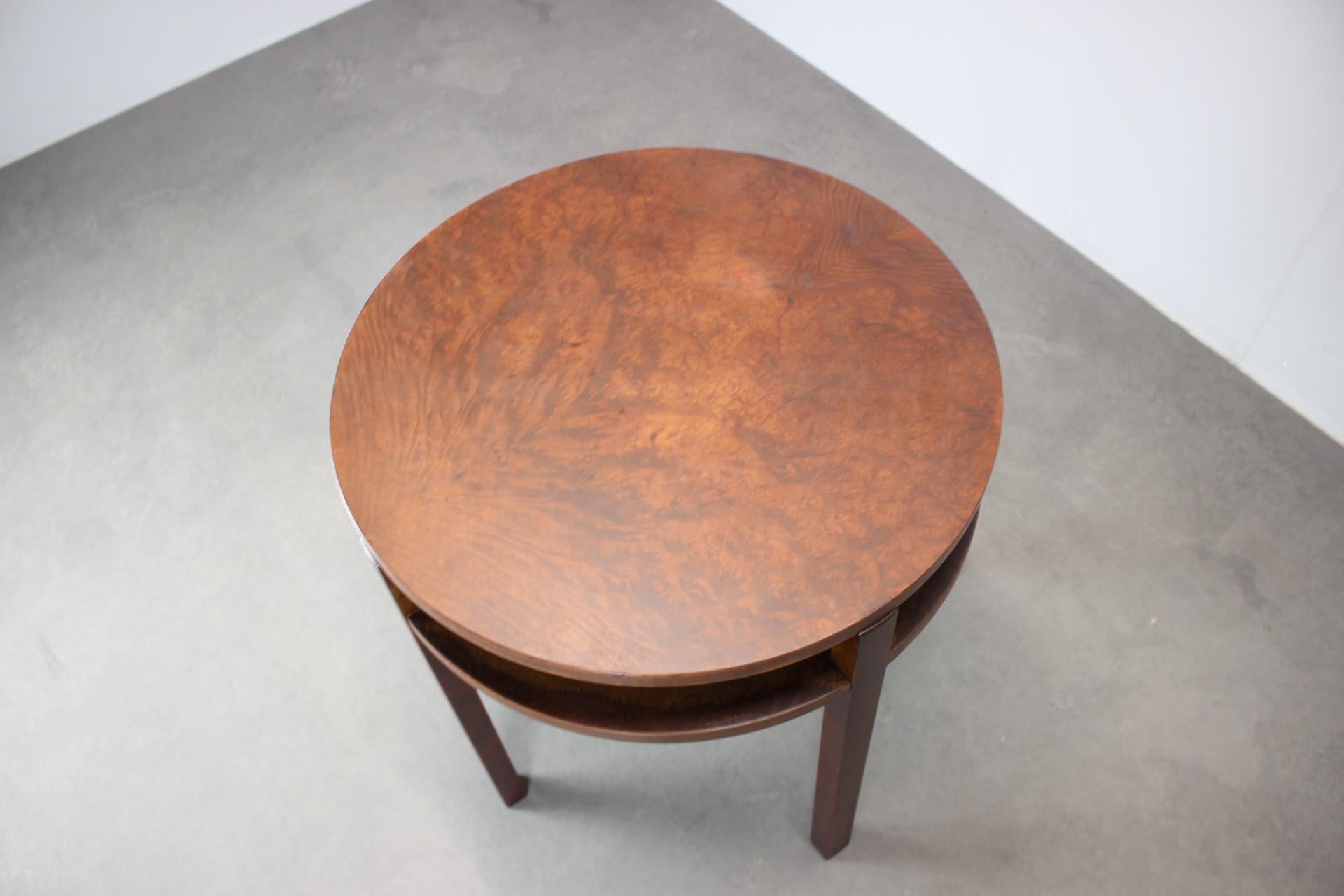 An authentic 1930s Czechoslovak Art Deco table crafted entirely in mahogany veneer. The piece showcases classic period geometry and warm wood tones typical of Central European Art Deco design.

The table has undergone a careful restoration:
– The
