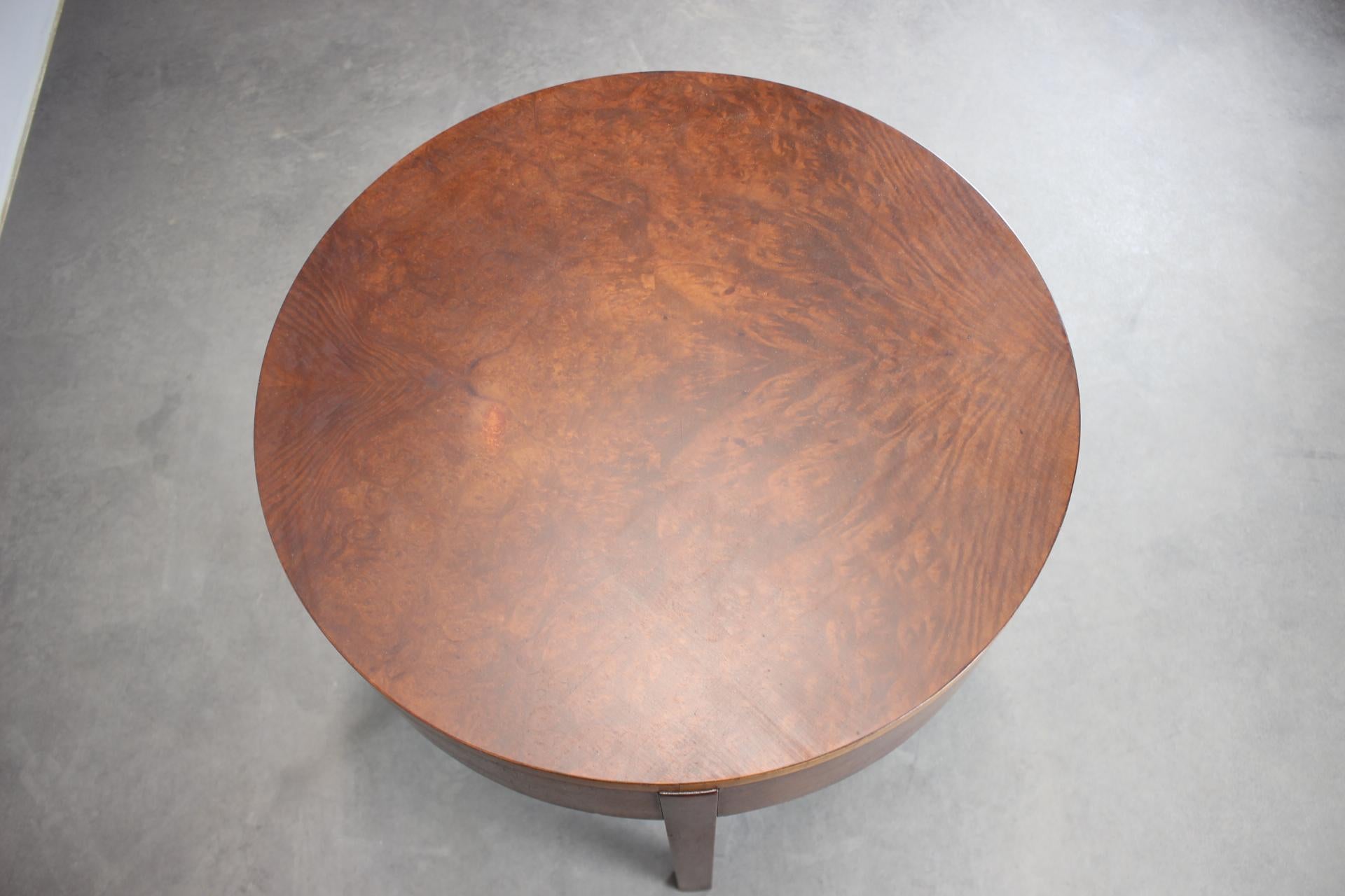 Art Deco Mahogany Veneer Table, Czechoslovakia, 1930s, Restored In Good Condition For Sale In Praha, CZ