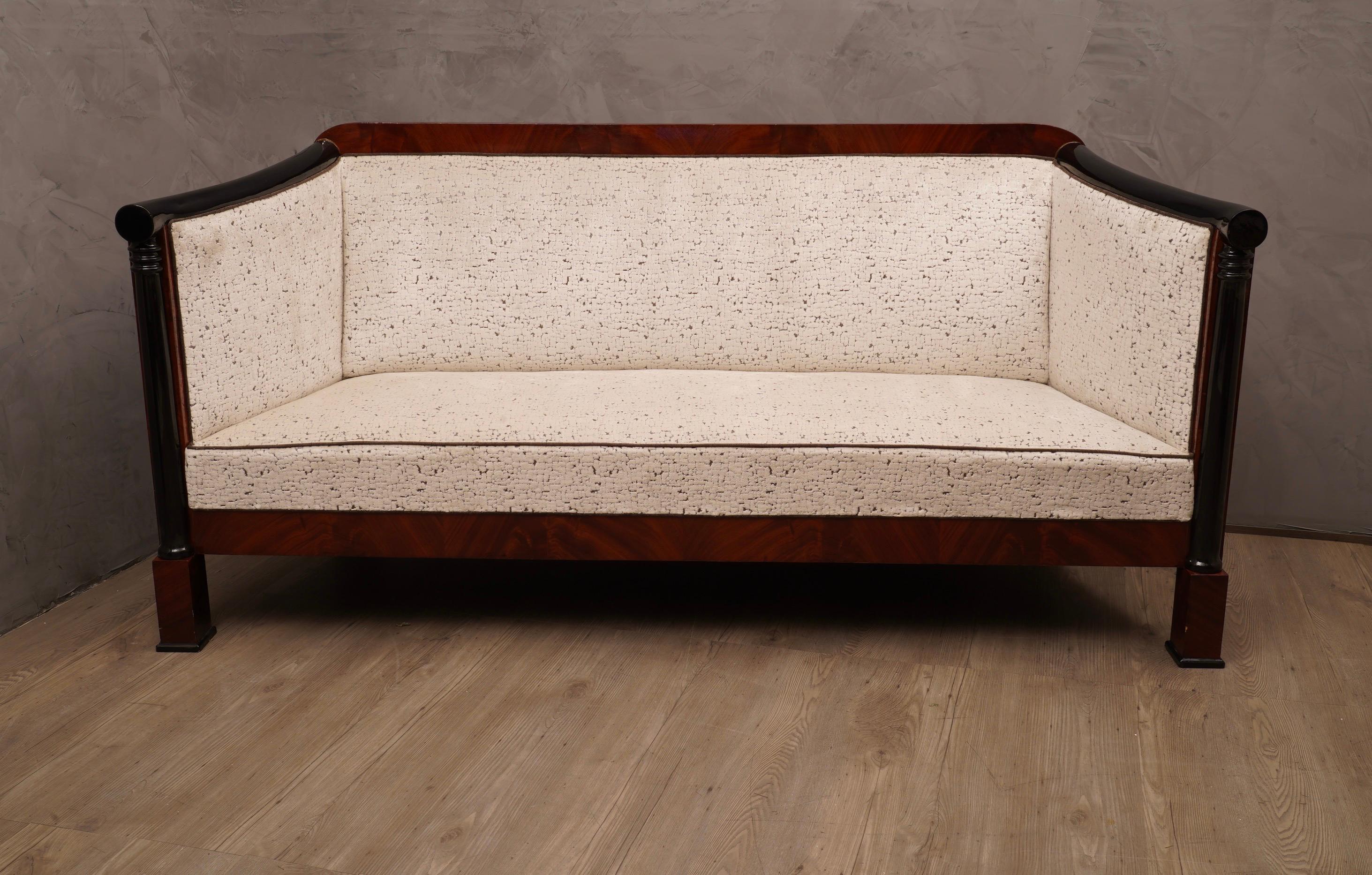 Superb sofa in very fine mahogany wood, its design is also valuable, covered with a precious white velvet.

The sofa has a wooden structure with mahogany veneer, the two armrests as you can see from the photos, are in black lacquered beech wood. The