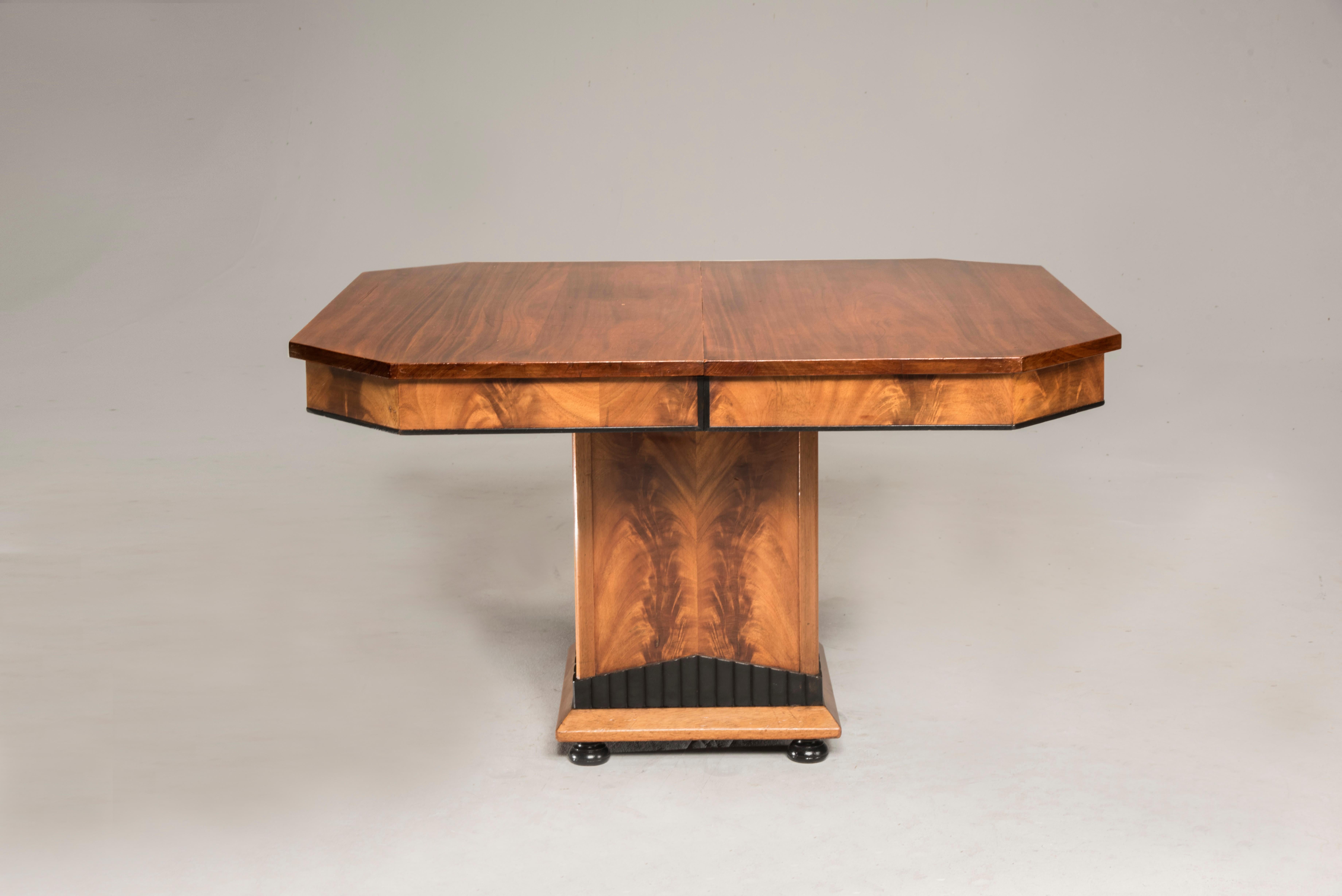 Art déco Table carrée extensible Art Déco en bois d'acajou jusqu'à 12 places en vente