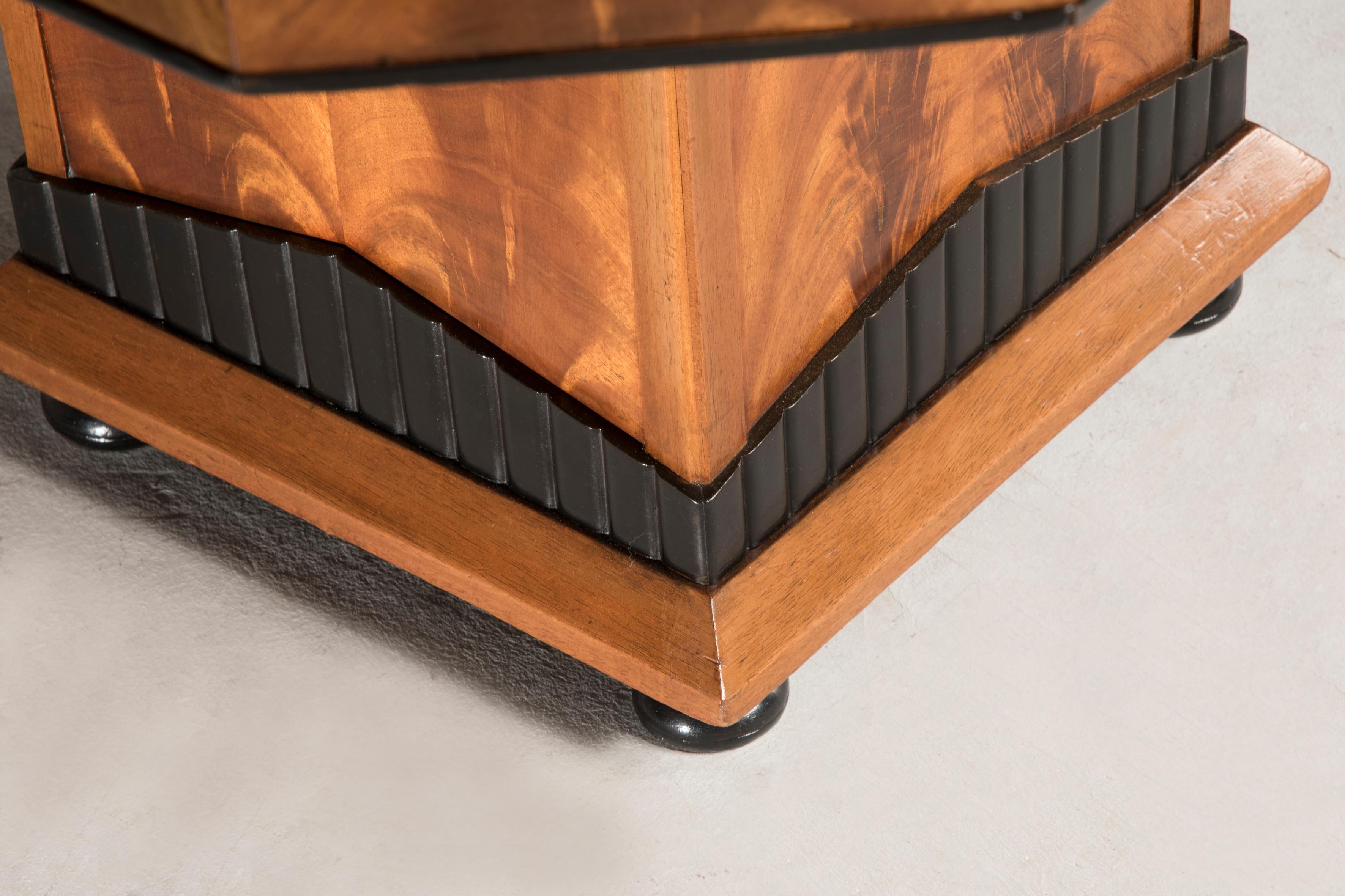 Bois Table carrée extensible Art Déco en bois d'acajou jusqu'à 12 places en vente