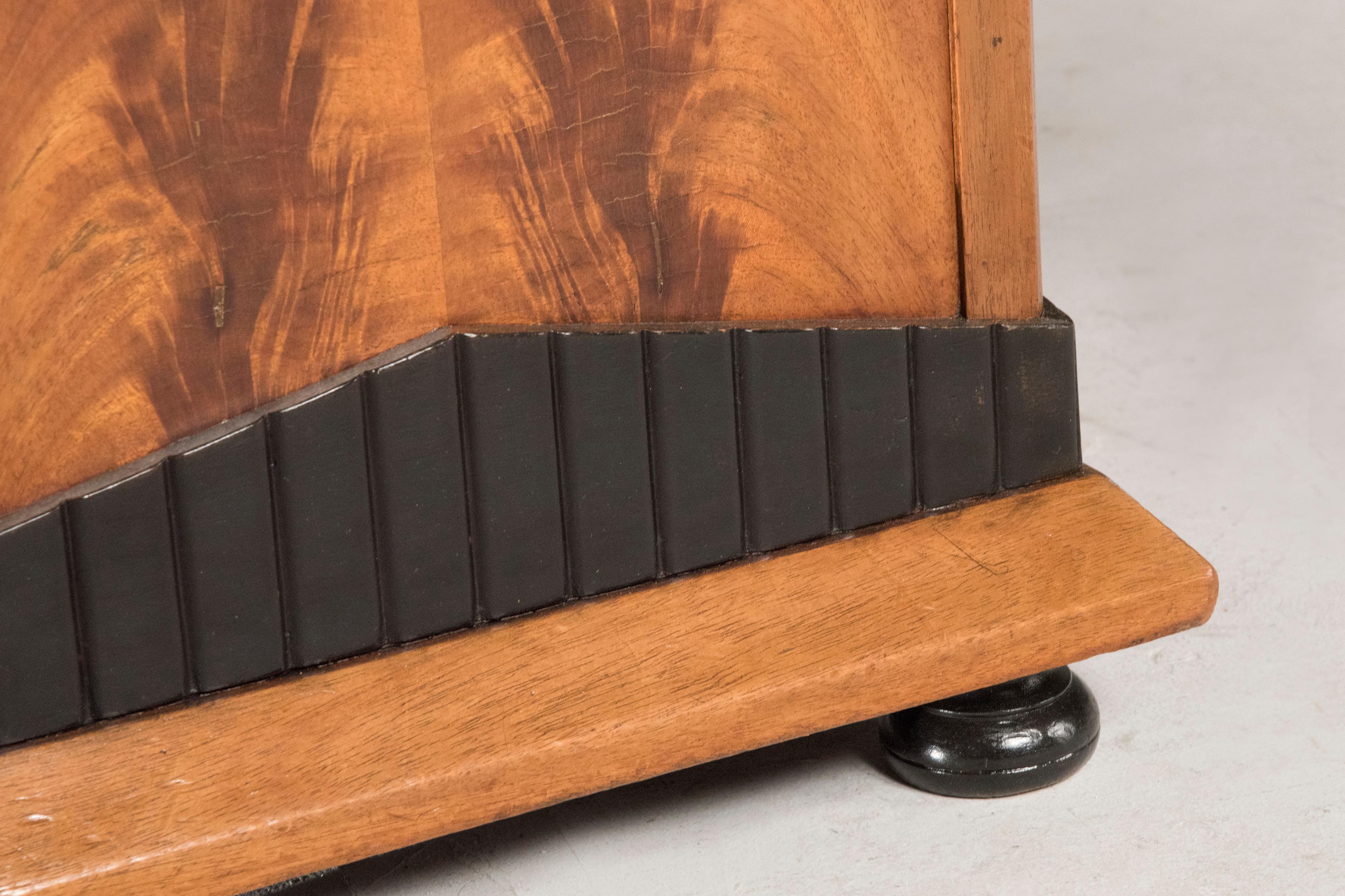 Table carrée extensible Art Déco en bois d'acajou jusqu'à 12 places en vente 3