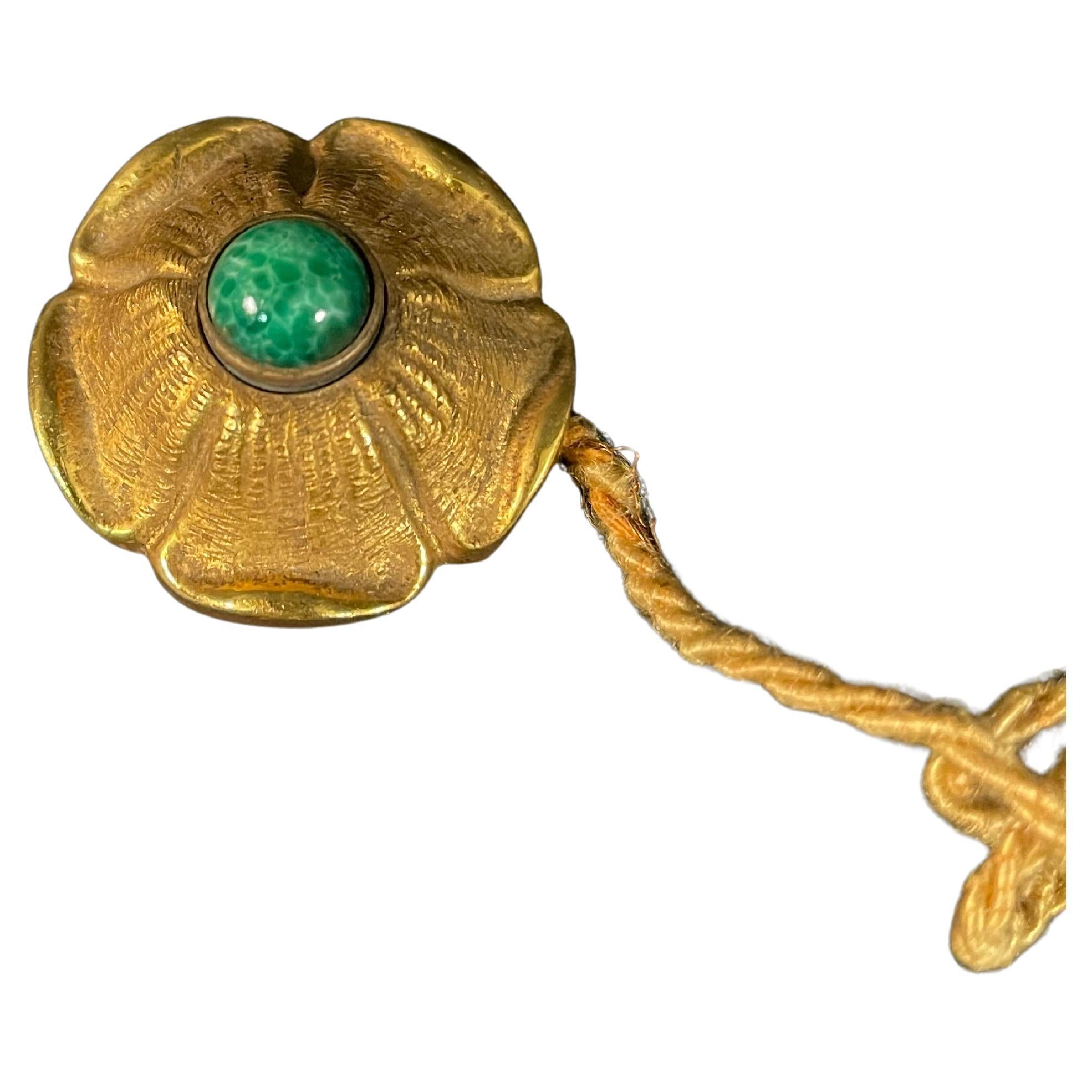 Campanello in bronzo Art Decò Maison Charles Credited Guilt

Campanello in bronzo d'epoca Art Déco interamente dorato in oro zecchino.
Presenta eleganti motivi floreali cesellati a mano su tutti e quattro i lati.
Questo oggetto esclusivo e