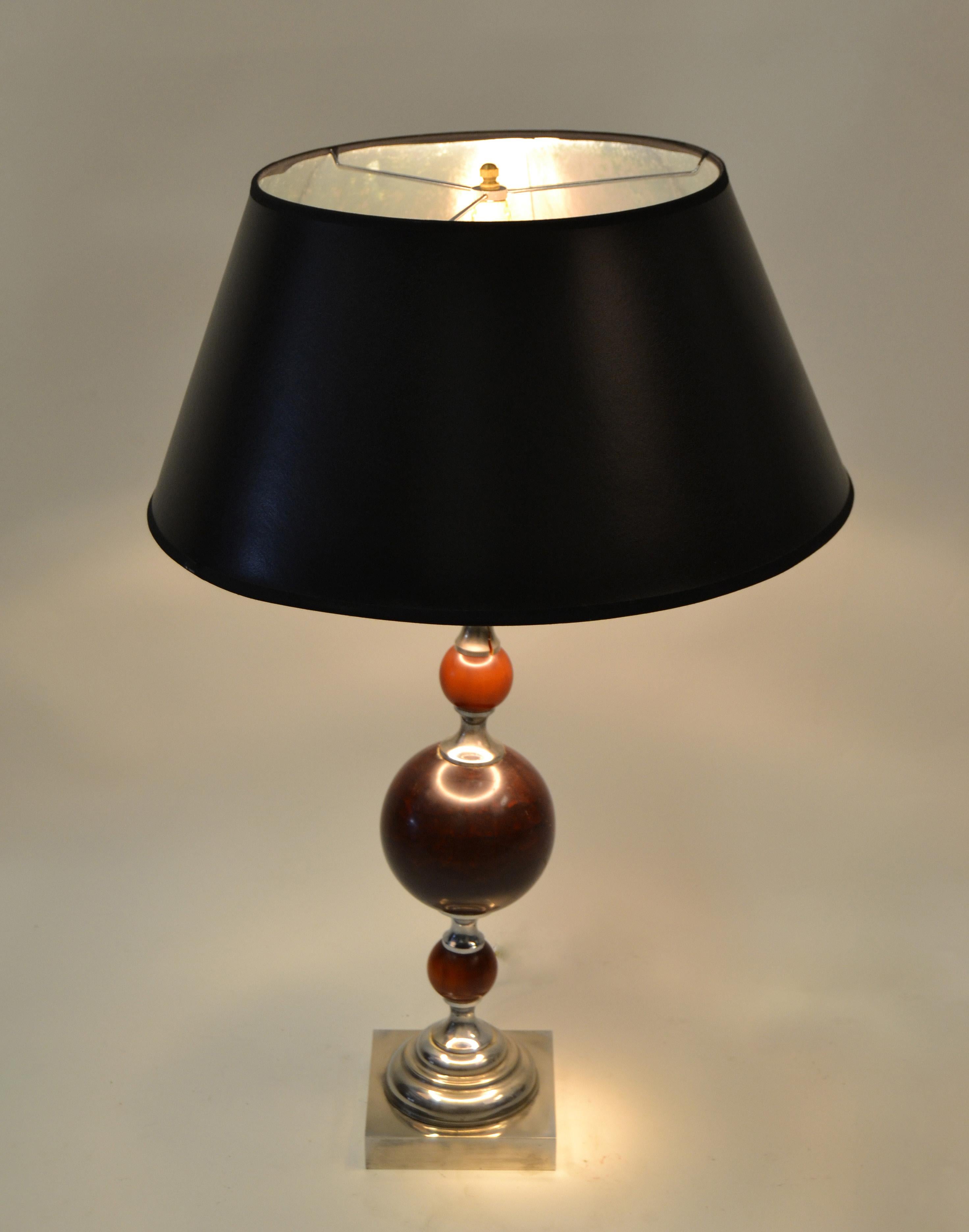 Art Deco Maison Charles style French 3 Burgundy Spheres Nickel-Plated Table Lamp In Good Condition For Sale In Miami, FL