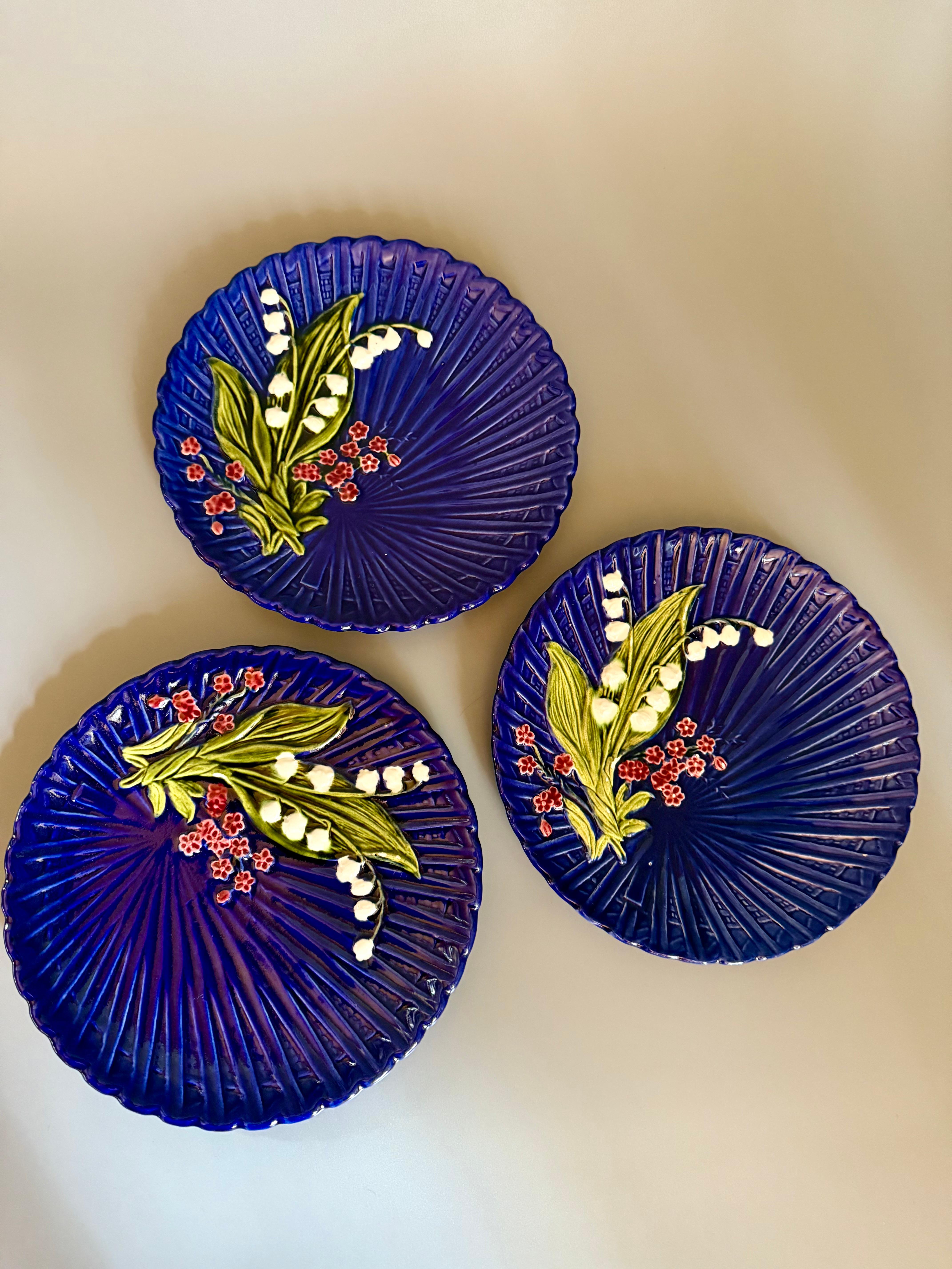3 bellissimi piatti in un brillante colore blu oltremare 
Schramberg Majolica, Germania, anni '20
Il mughetto 
Diametro 20 cm (7,87 pollici)

In buone condizioni d'epoca (alcune vetrate si sono distrutte con il passare del tempo) 
Controlla