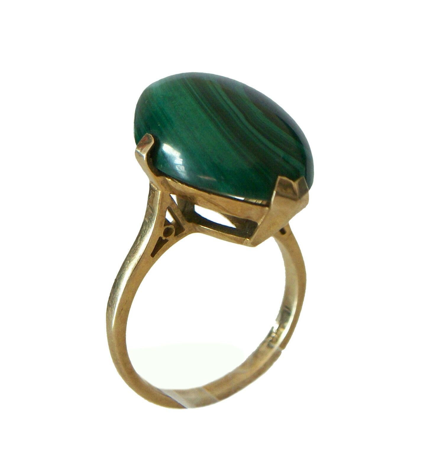 Cabochon Art Deco Malachite & 9 Karat Gold Ring, U.K. - Early 20th Century For Sale