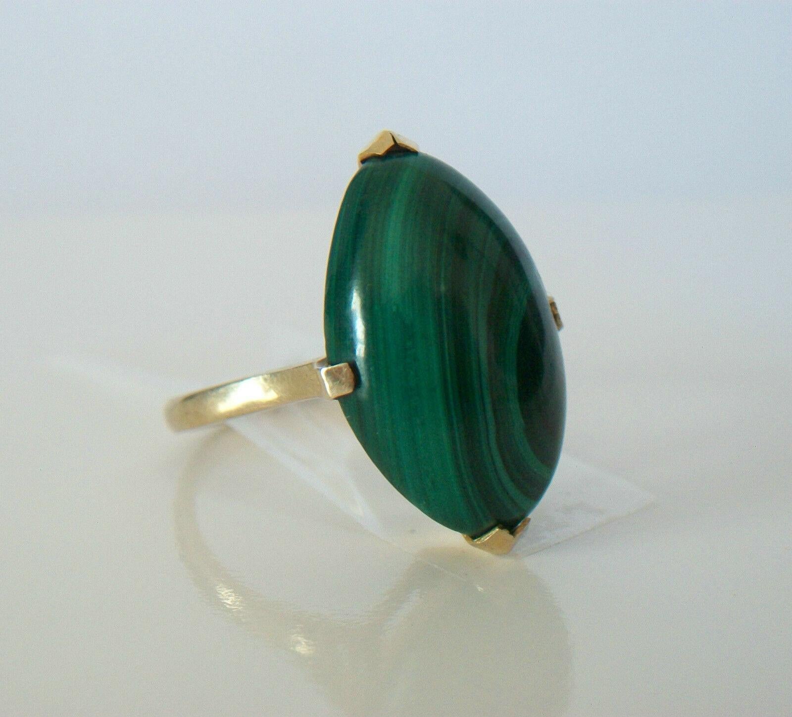 Art Deco Malachite & 9 Karat Gold Ring, U.K. - Early 20th Century In Good Condition For Sale In Chatham, CA
