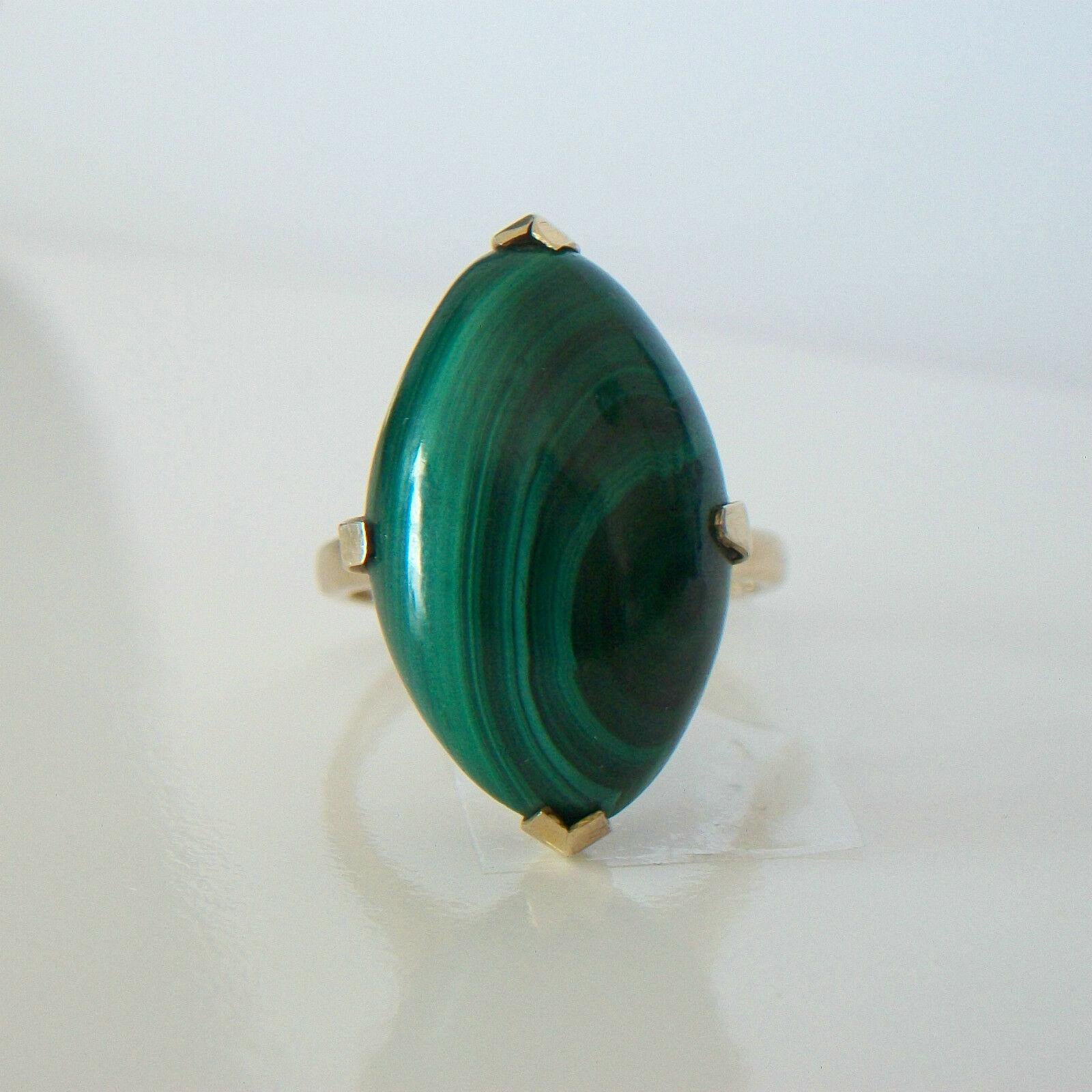 Women's Art Deco Malachite & 9 Karat Gold Ring, U.K. - Early 20th Century For Sale