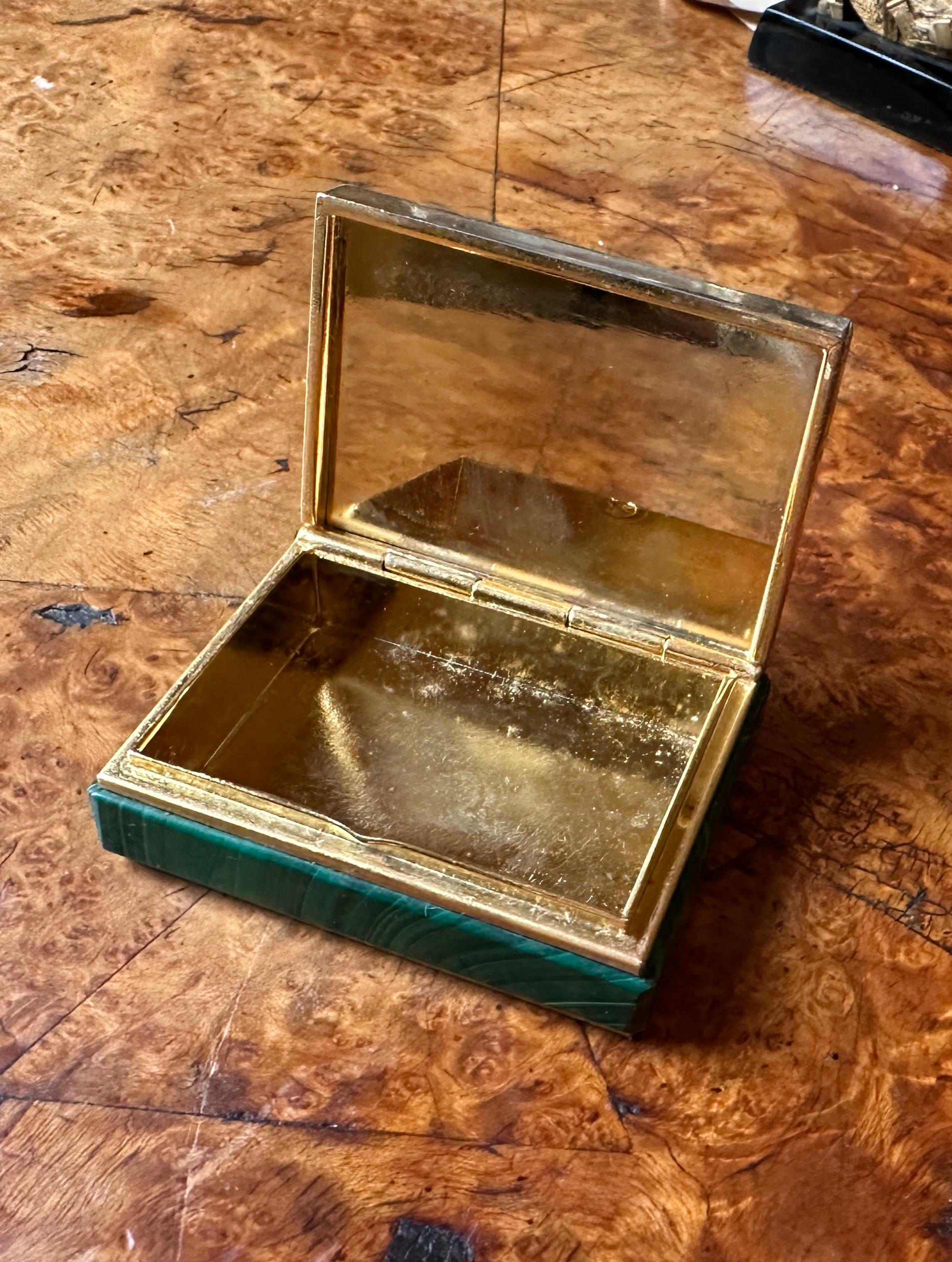 Boîte à bijoux Art Déco à pilules en laiton avec couvercle antique en malachite Excellent état - En vente à New York, NY