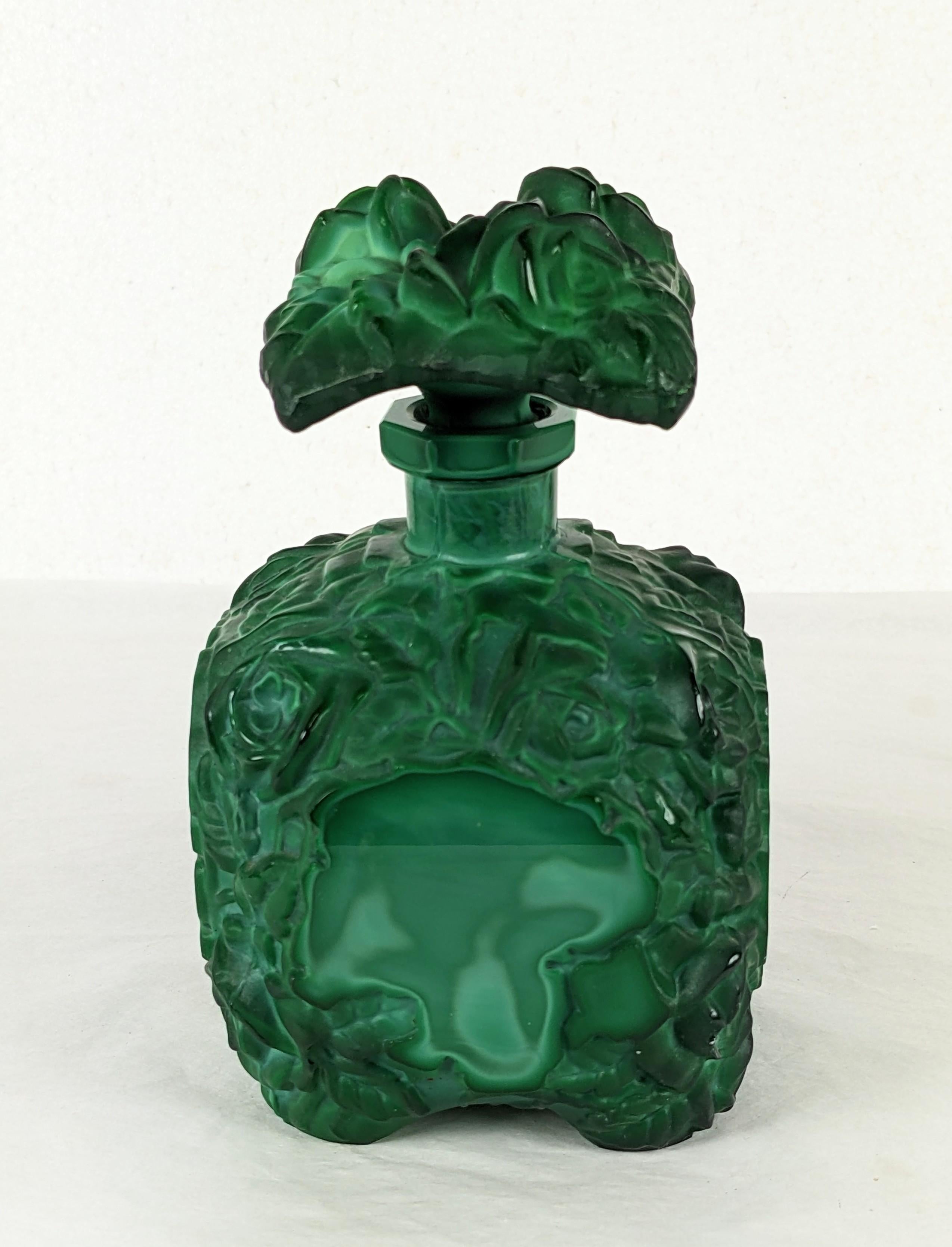 Art Deco böhmischen tschechischen Malachit Kunst Glas Parfümflasche bedeckt mit  Deco Rose Rankenmuster von Schlevogt Hoffman x Ingrid um 1935, Tschechisch. Basis 3,25