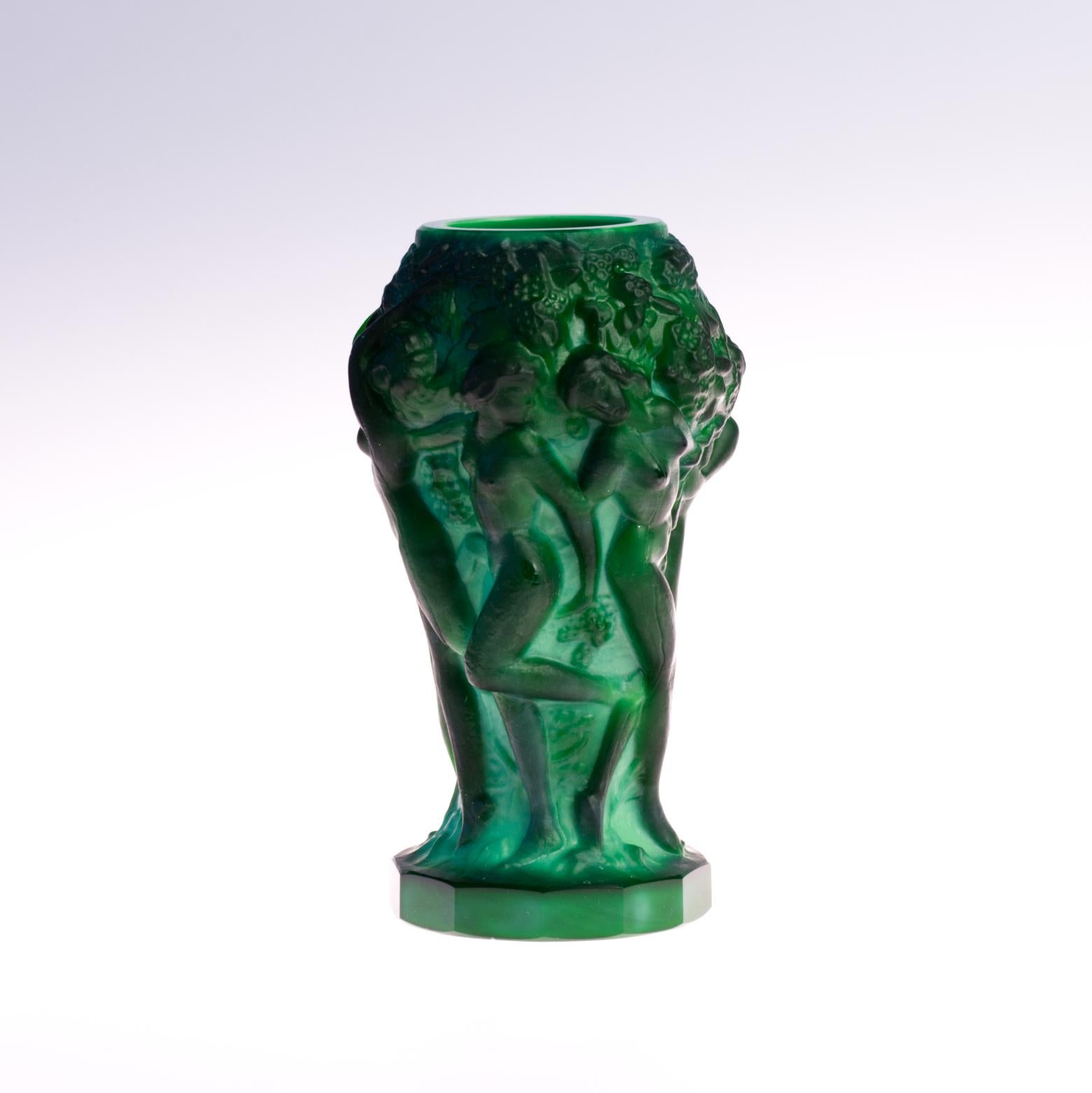 Un esclusivo vaso in vetro malachite del rinomato produttore ceco Curt Schlevogt, noto per la creazione di vetri decorativi di lusso con il marchio Ingrid Glass. Questo pezzo eccezionale risale al periodo Artistics (1930-1940) ed è un perfetto