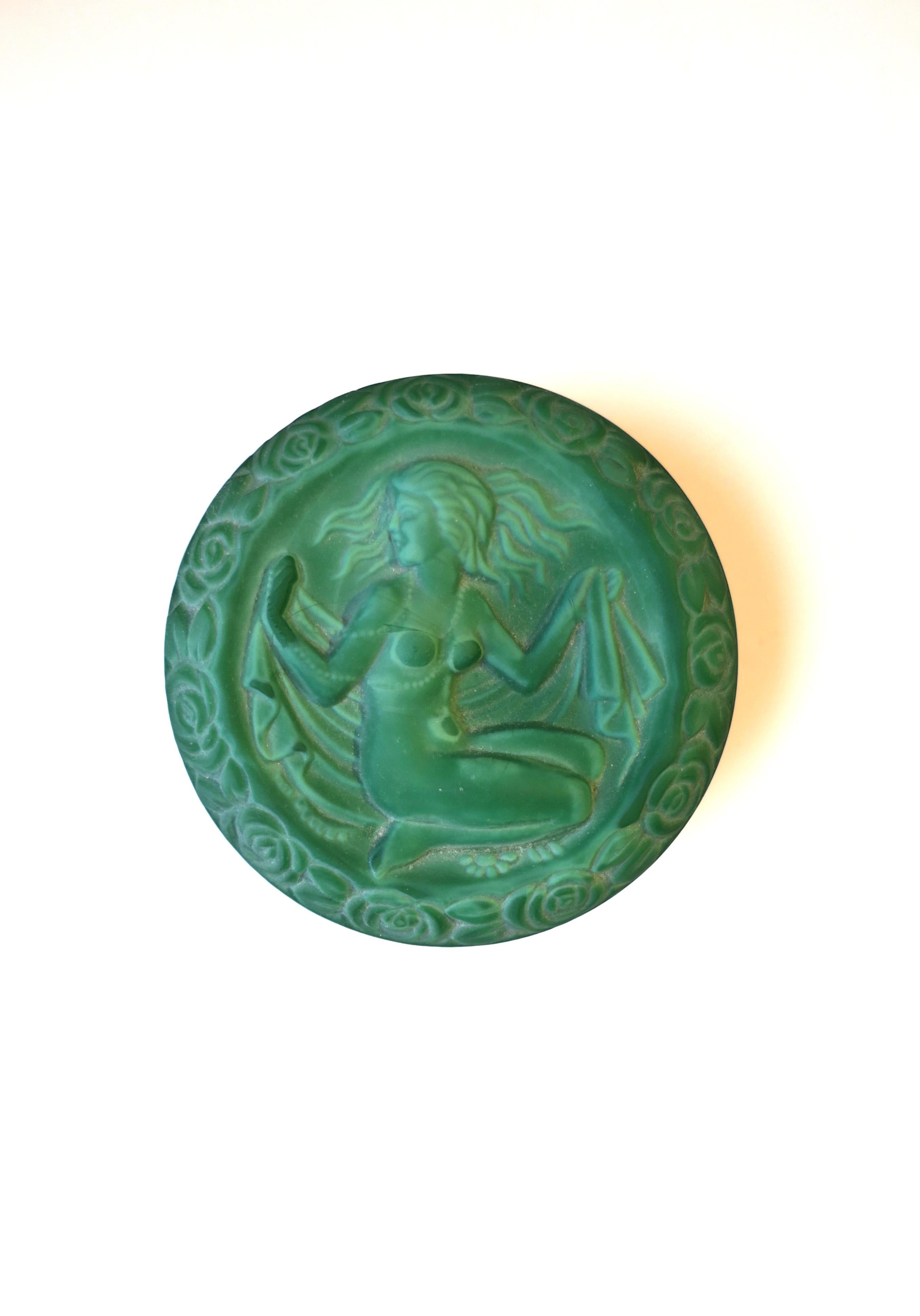 Grüne böhmische Art-déco- Malachit-Glasschachtel mit nackter weiblicher Figur, Tschechisch im Angebot 4