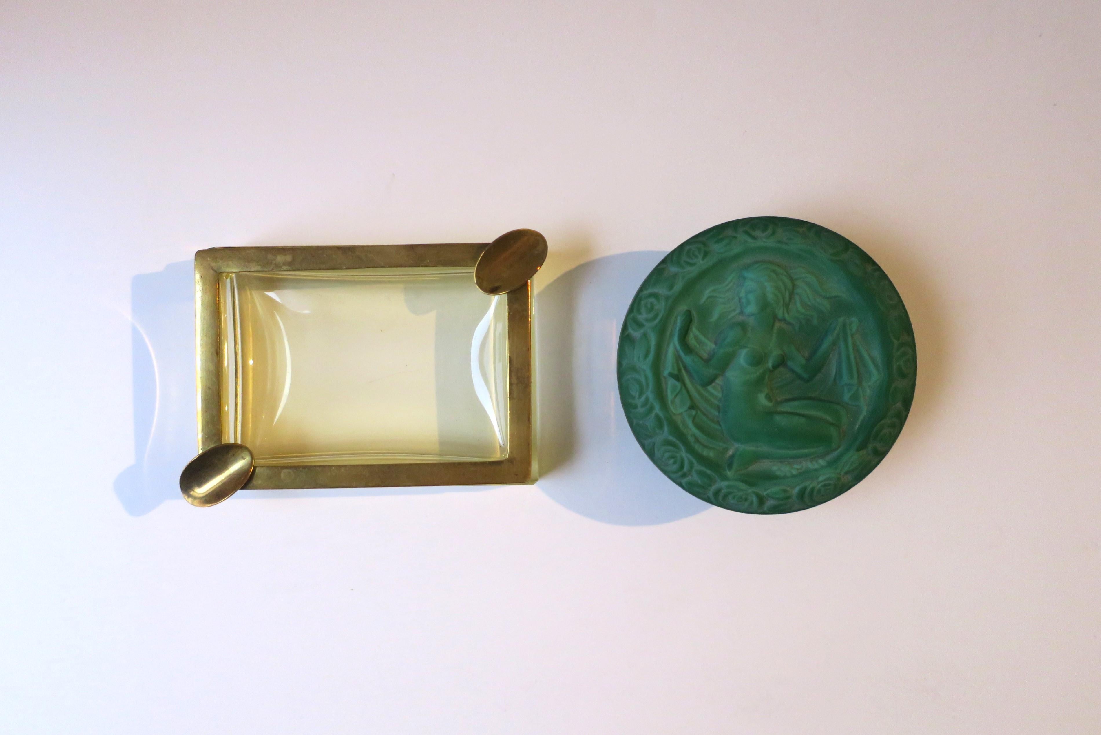 Grüne böhmische Art-déco- Malachit-Glasschachtel mit nackter weiblicher Figur, Tschechisch im Angebot 5