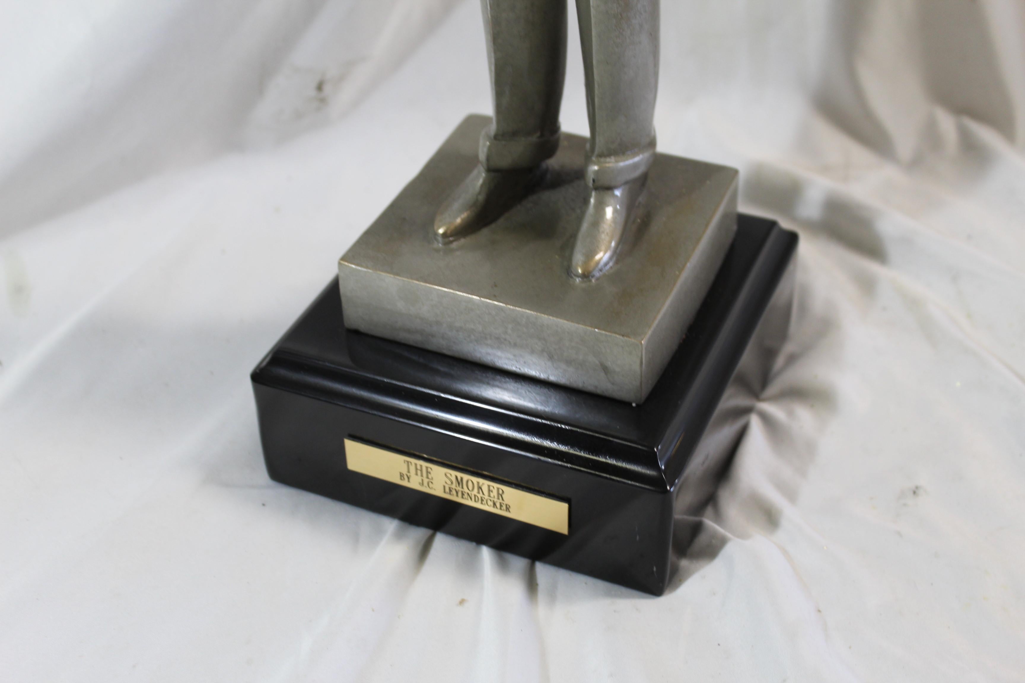 Art Decó Figura masculina  el Fumador de Bronce Plateado en venta 1