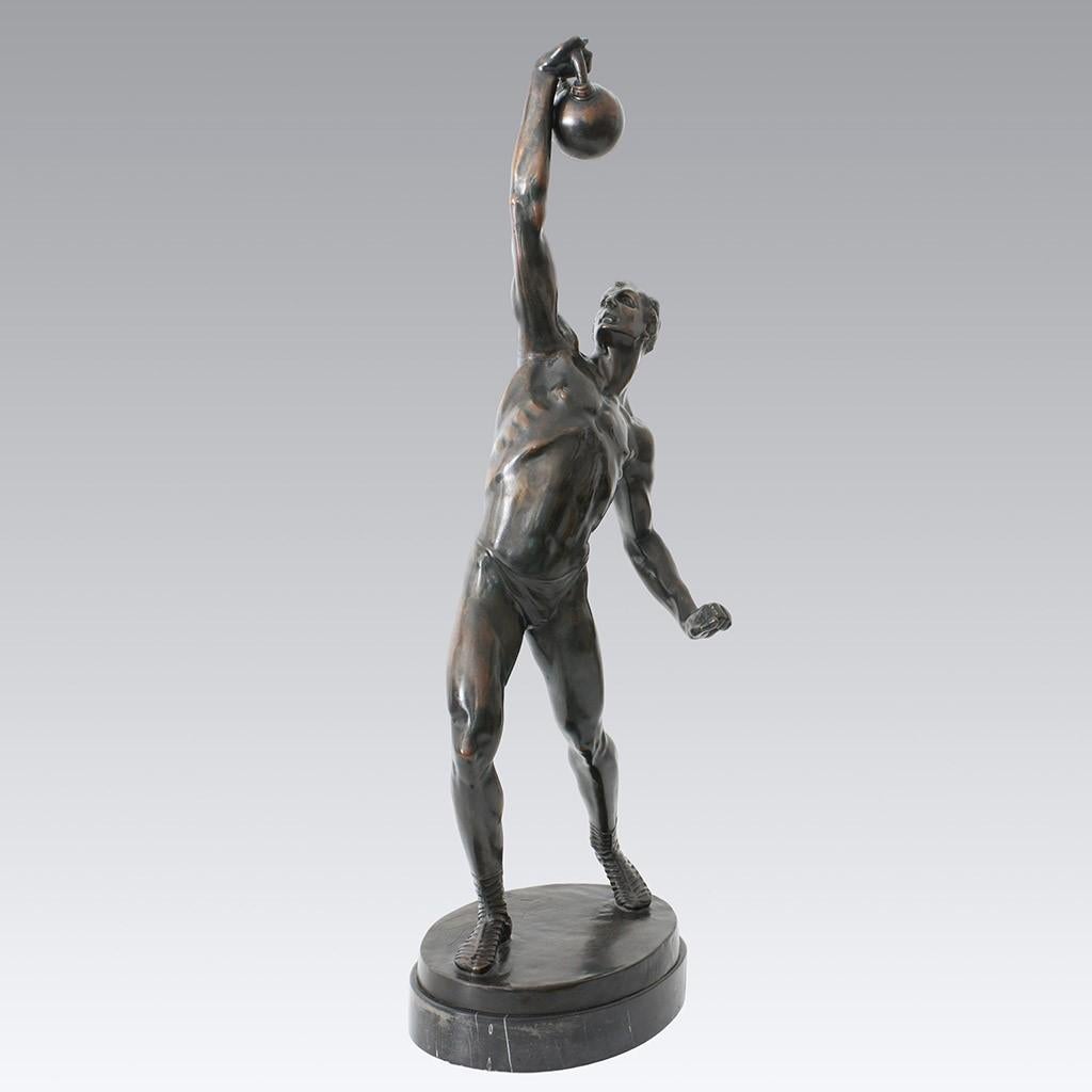 Eine dramatische Art-Déco-Bronzestudie des frühen 20. Jahrhunderts, die einen muskulösen männlichen Athleten zeigt, der mit einem Arm ein schweres Gewicht über seinen Kopf hebt. Die Bronze weist eine wunderbare braune Patina und hervorragende