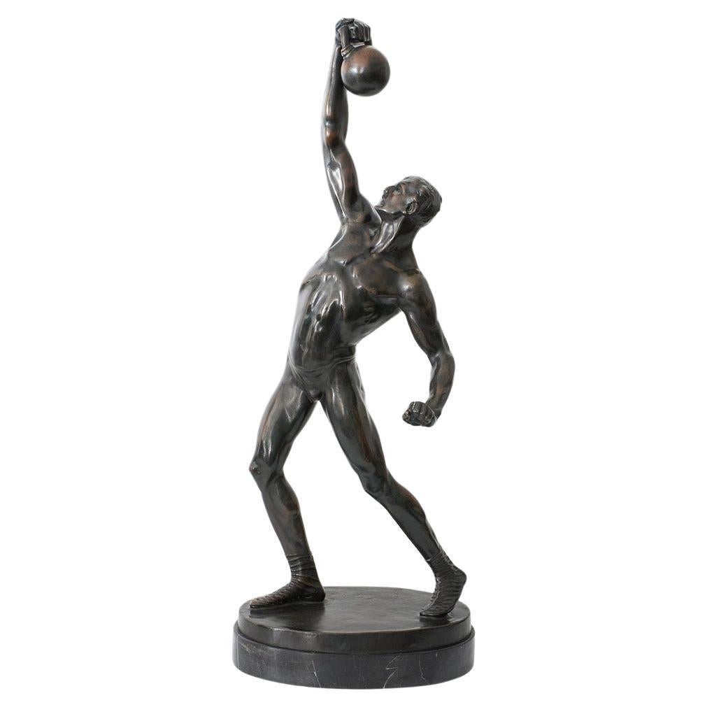 Estudio masculino Art Decó de bronce patinado titulado "Levantador de potencia" de Bruno Zach