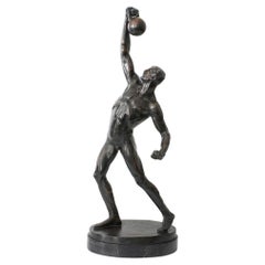 Estudio masculino Art Decó de bronce patinado titulado "Levantador de potencia" de Bruno Zach