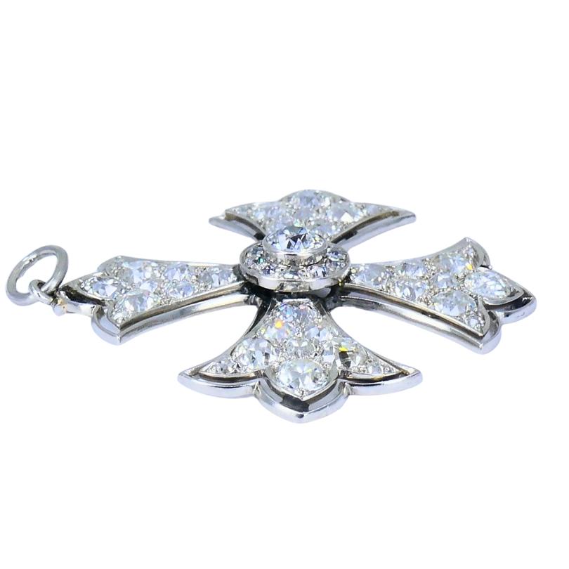 Taille vieille Europe Art Deco Croix de Malte Pendentif en platine Diamants de taille européenne ancienne Estate Jewelry en vente