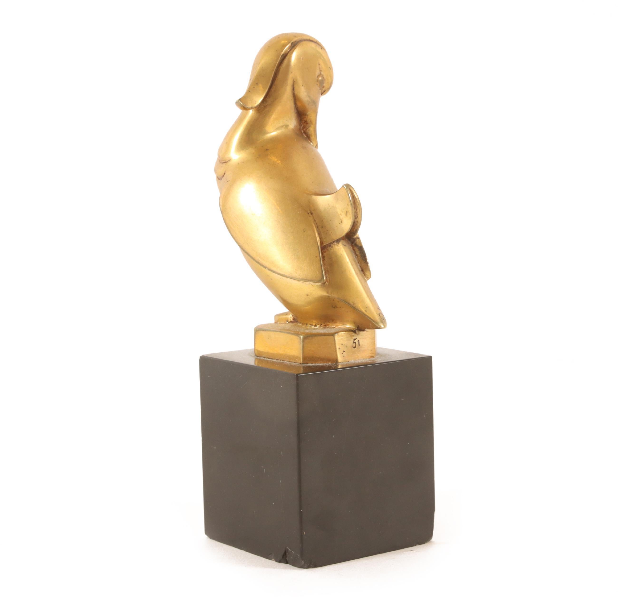 Art Deco Mandarin Ente Skulptur aus Messing von Georges H. Laurent. Die Skulptur ist mit G.H:laurent, Nummer 51, signiert. Der Vogel ist auf einem schwarzbraunen Portoromarmorsockel montiert (mit einer kleinen Beschädigung an den Sockelecken). Ein