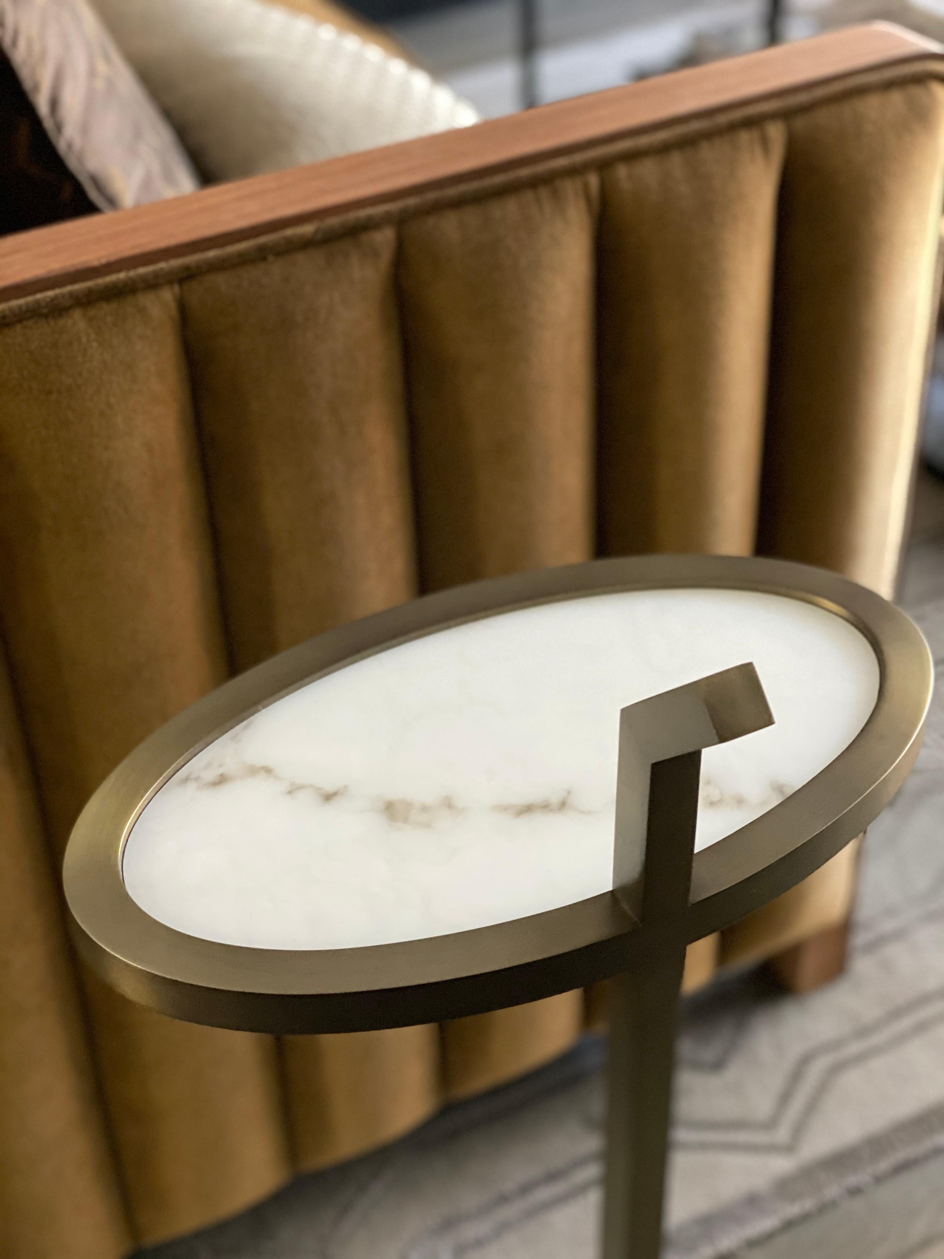Art Deco Manhattan Martini-Tisch Oval, antik Messing getönt und Marblo-Oberfläche (Art déco) im Angebot