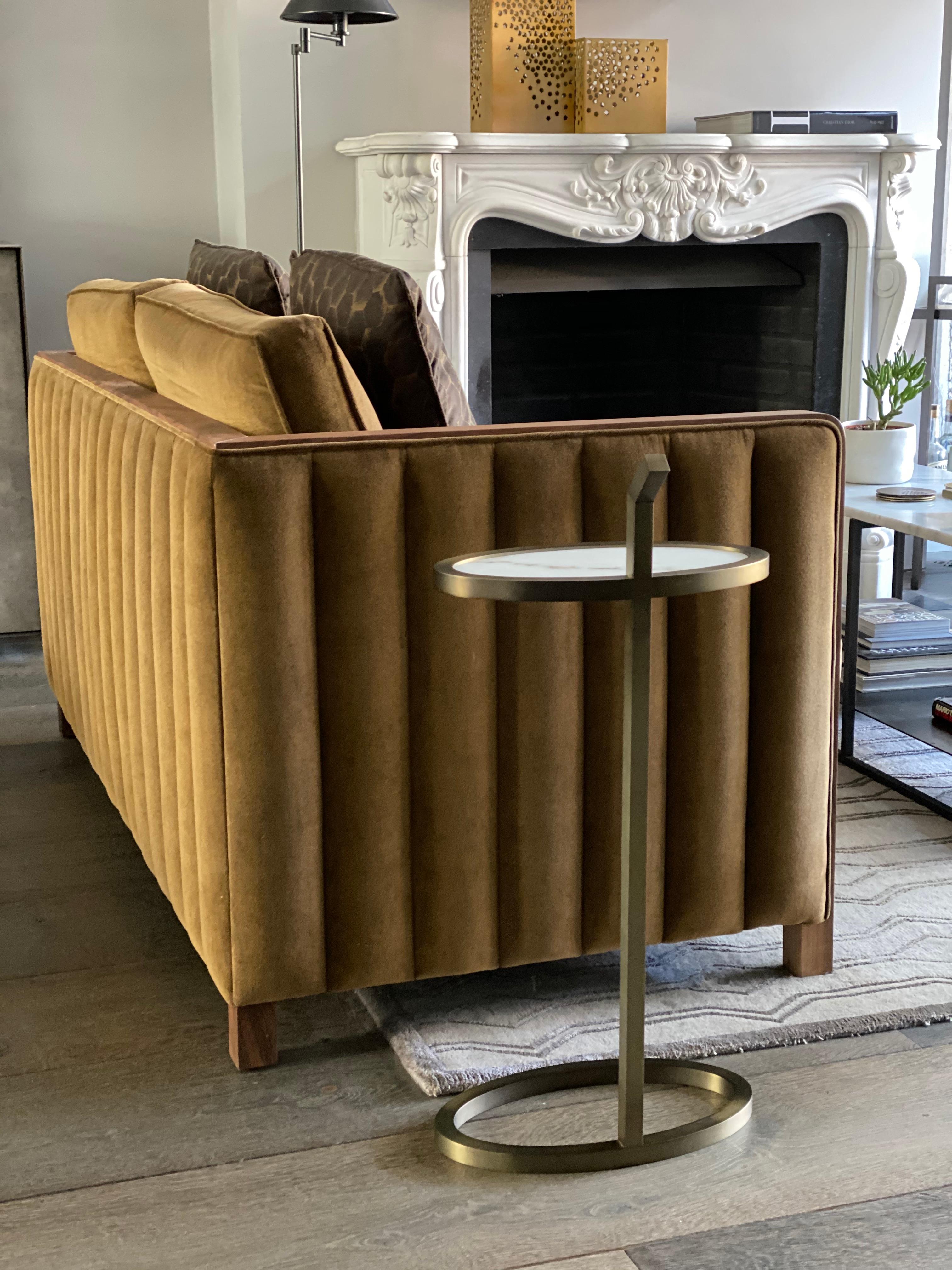 Art Deco Manhattan Martini-Tisch Oval, antik Messing getönt und Marblo-Oberfläche (Stahl) im Angebot